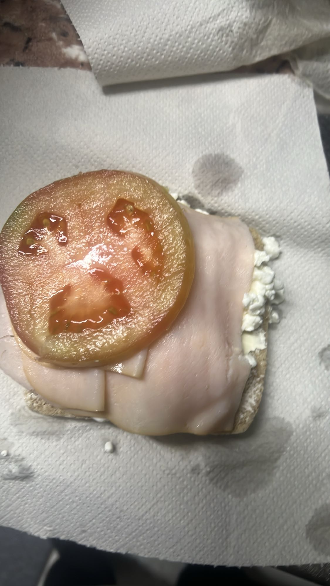 Tostada de pavo y tomate