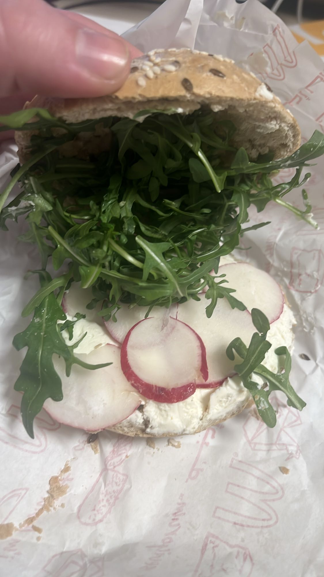 Bułka z rukolą i twarogiem