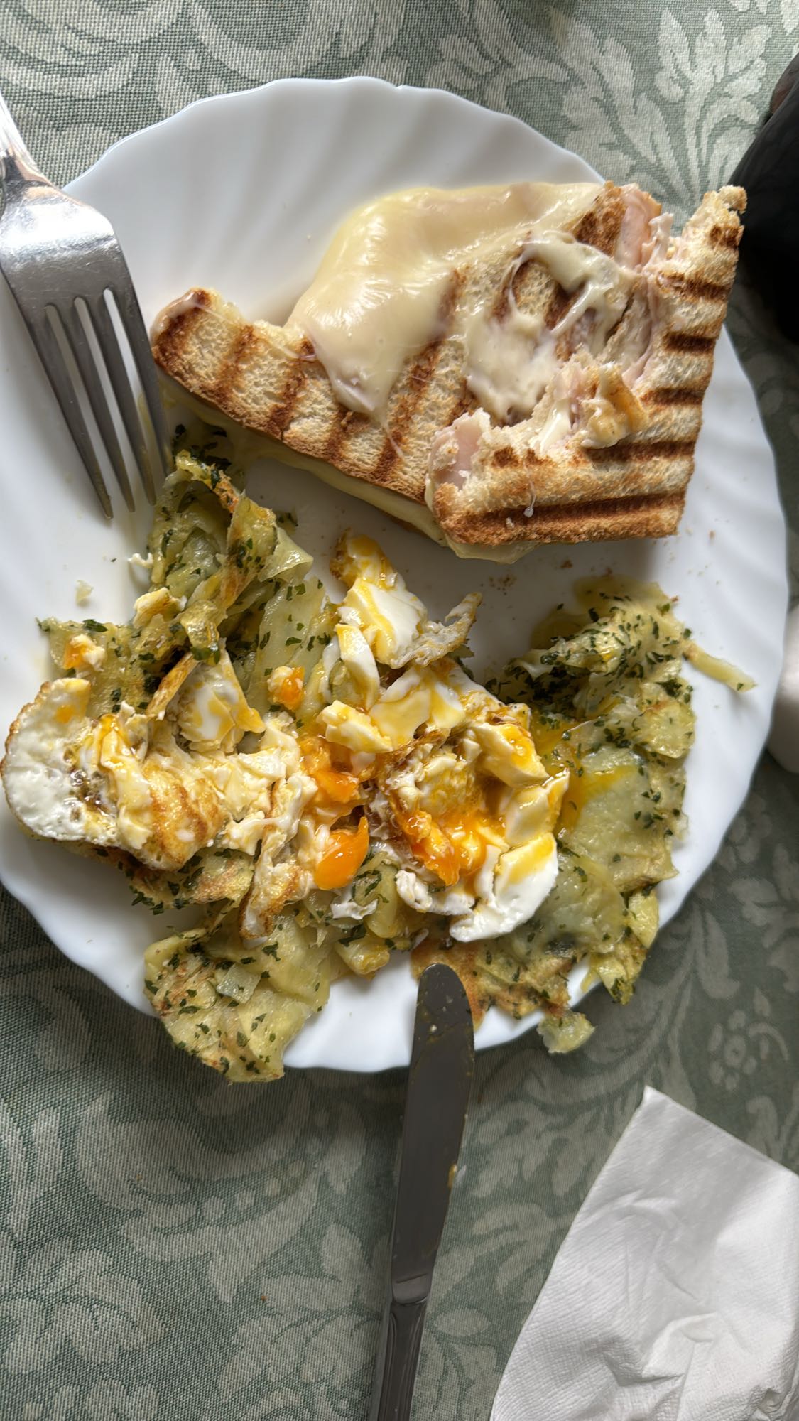 Sándwich y huevos con papas