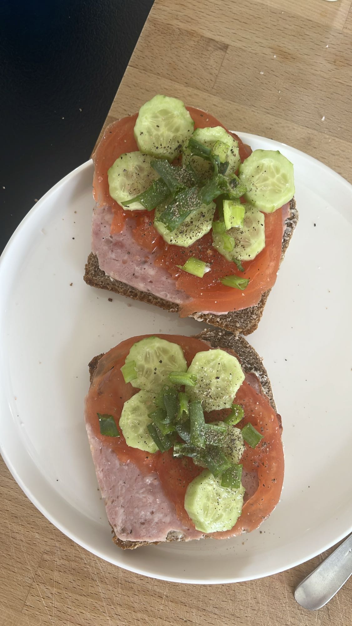 Kanapki z szynką i warzywami