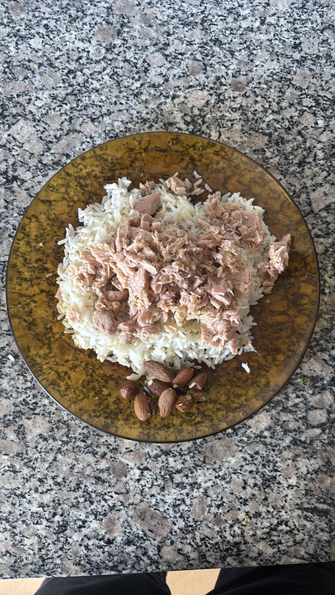 Arroz con atún y almendras