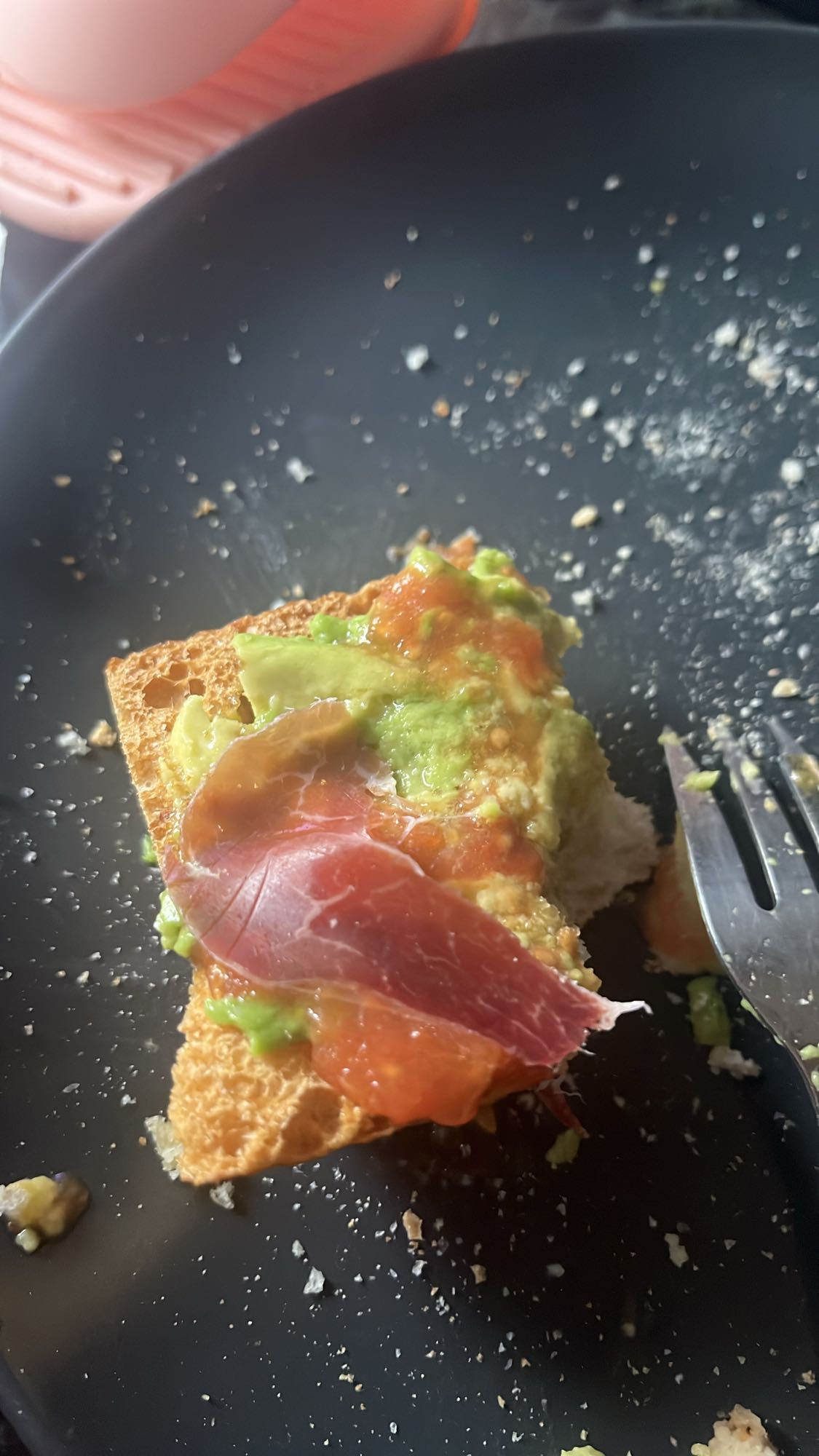 Tostada con aguacate y jamón