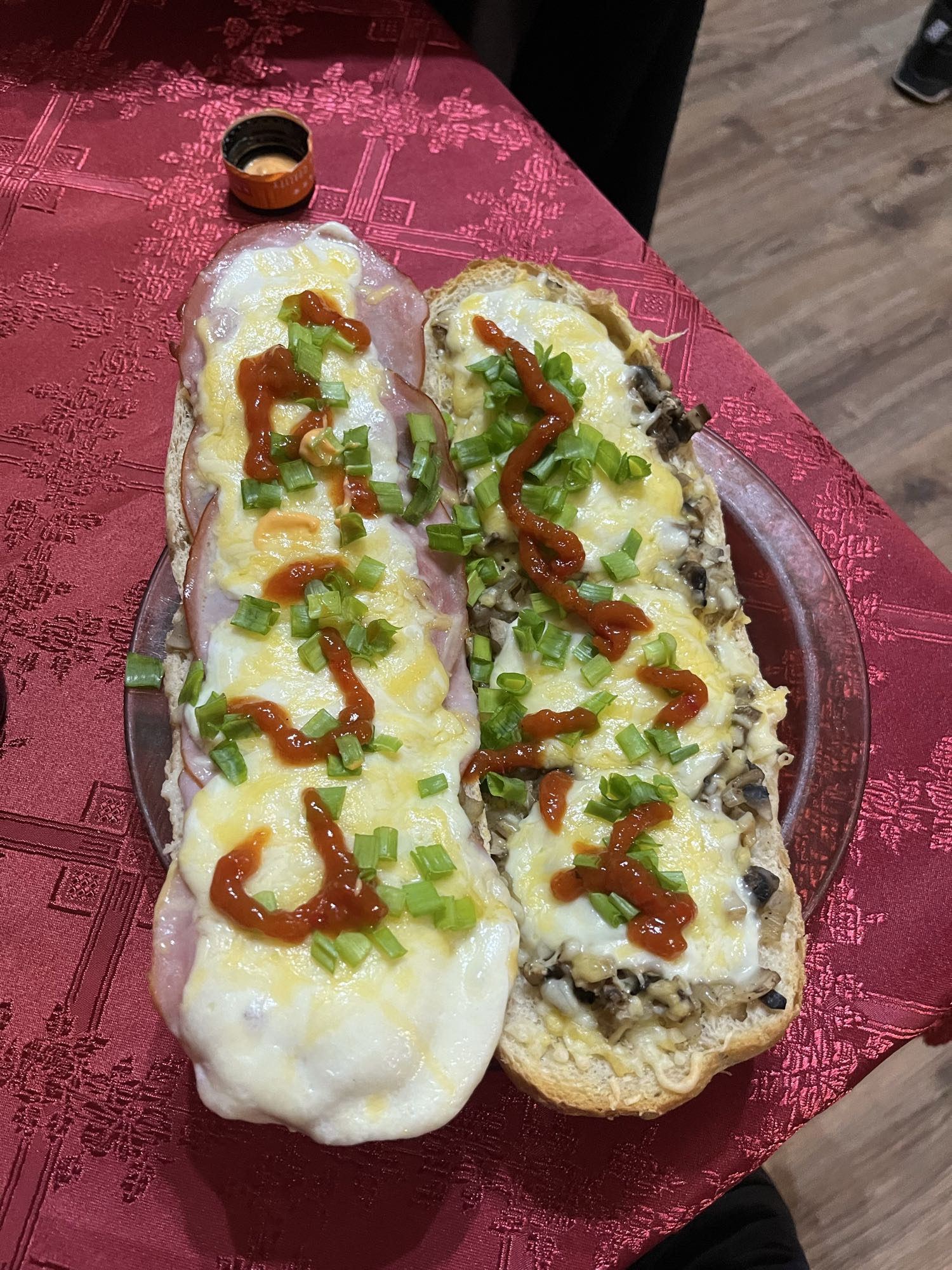 Zapiekanka z serem i szynką