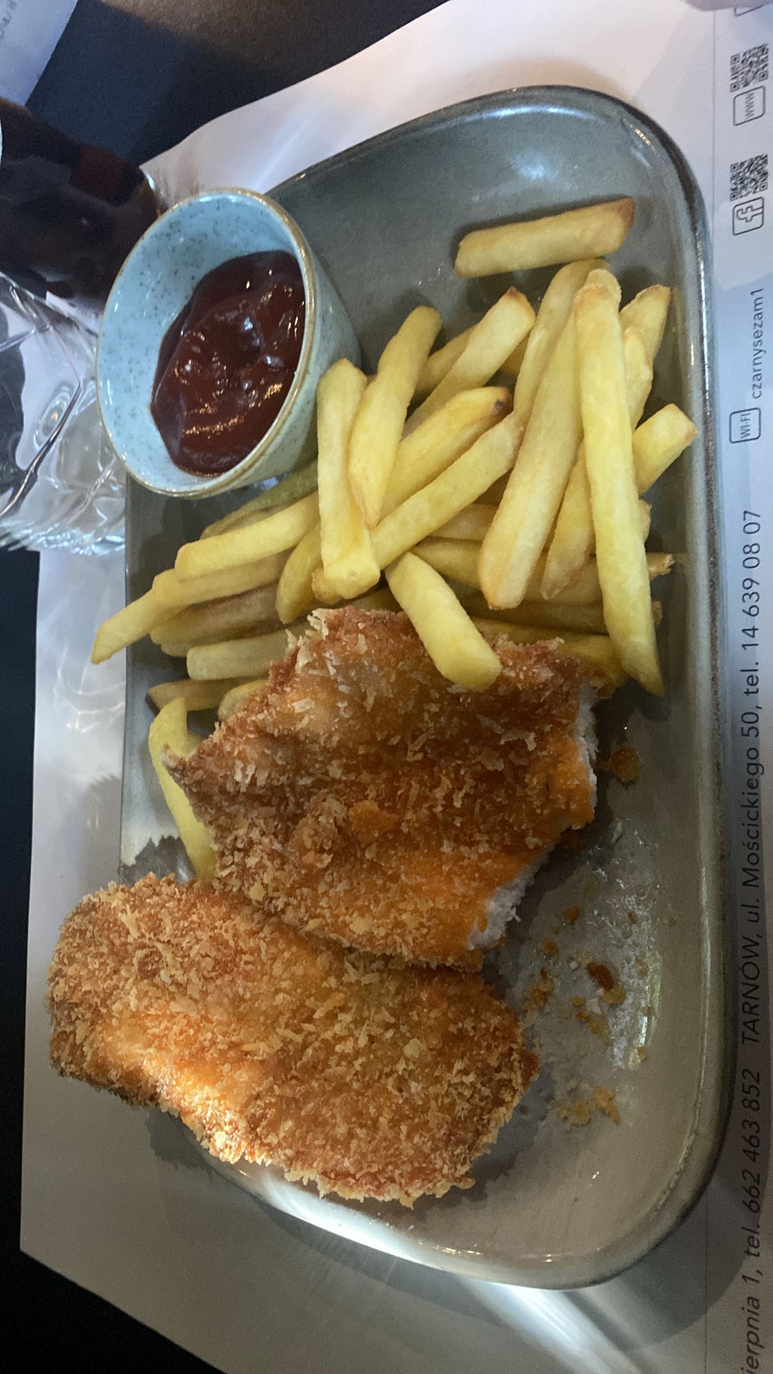 Panierowany kurczak z frytkami