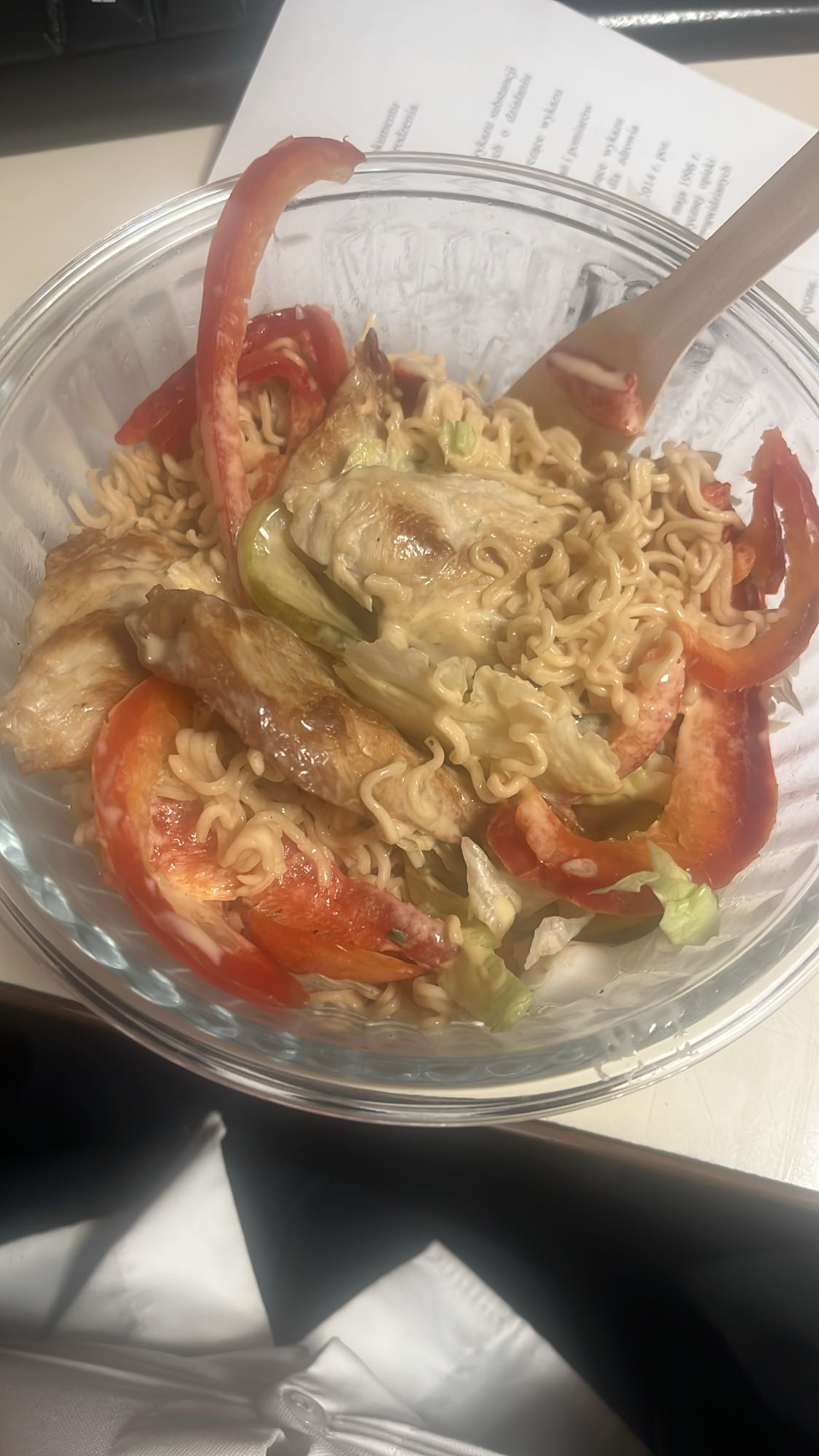 Sałatka z makaronem i kurczakiem