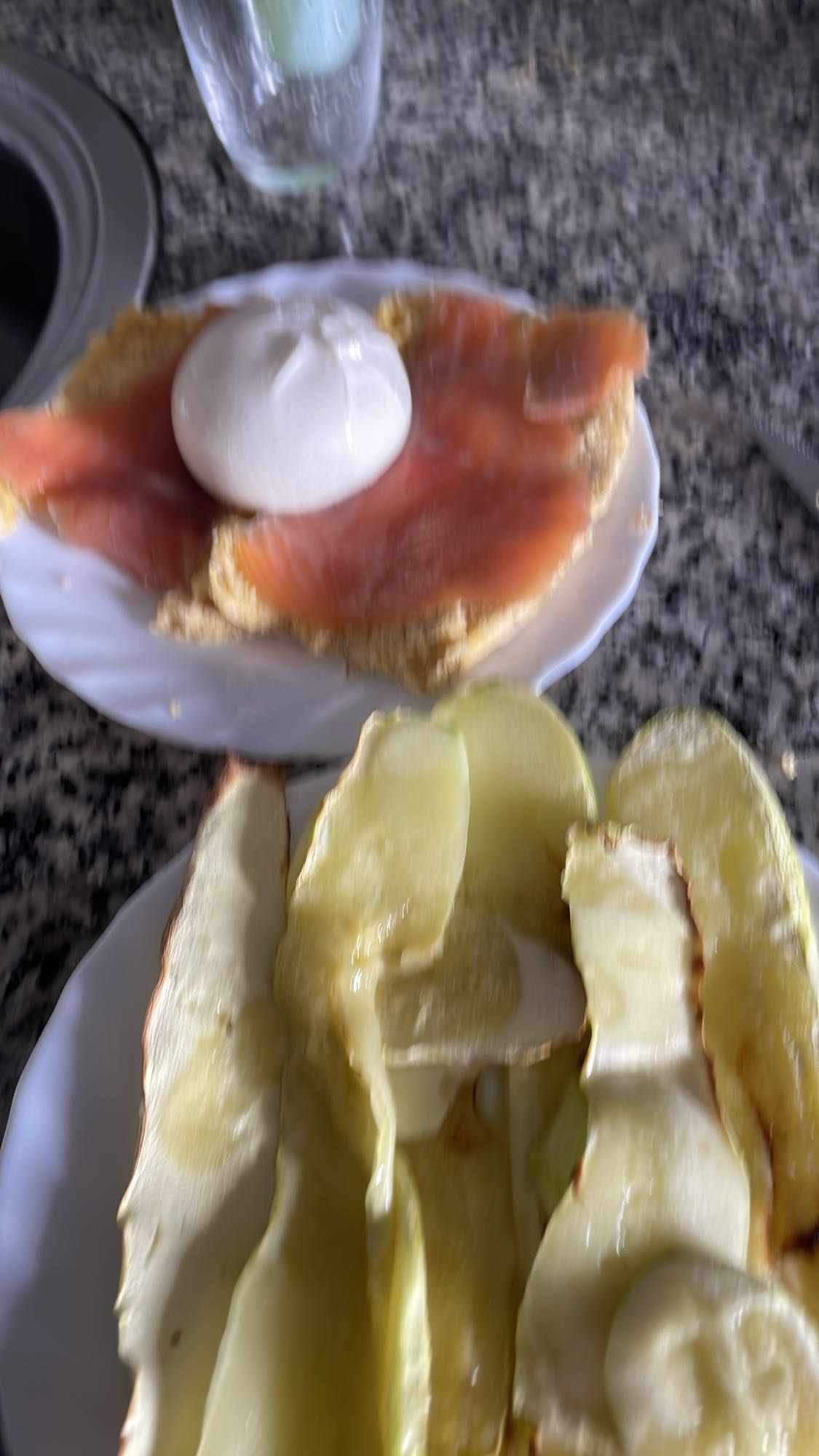 Tostada con salmón y papa