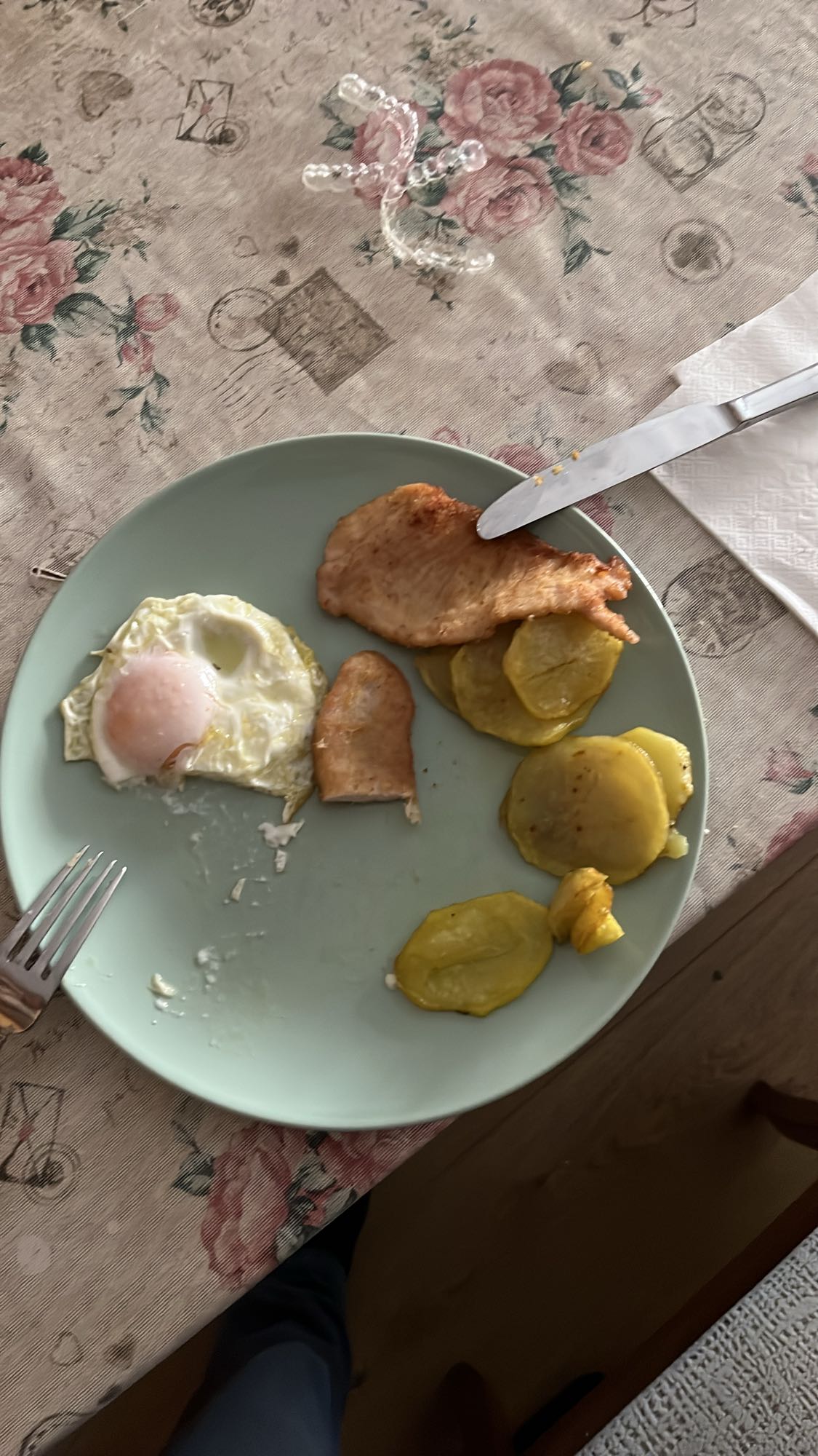 Pollo con papas y huevo