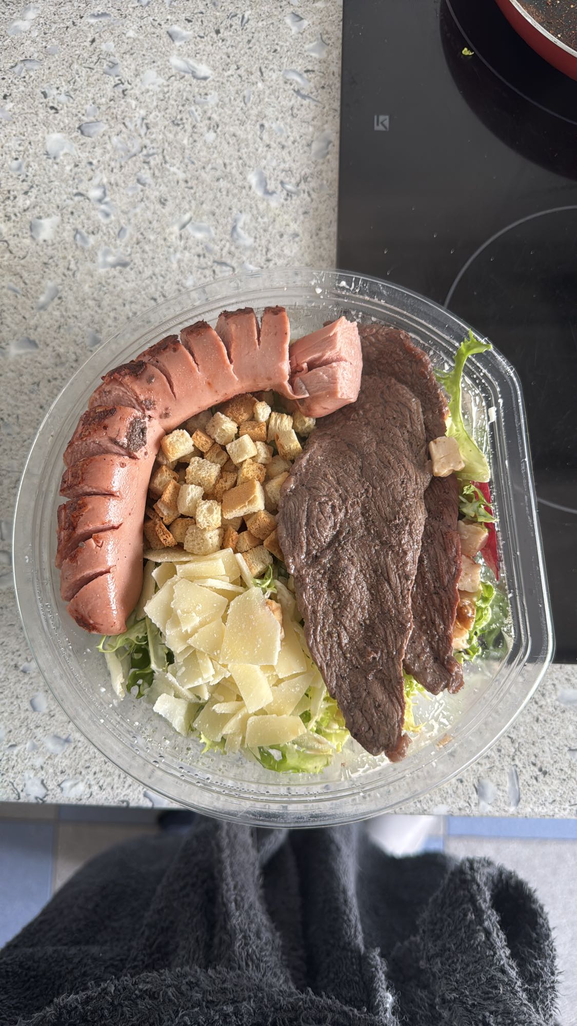 Ensalada con carne y salchicha