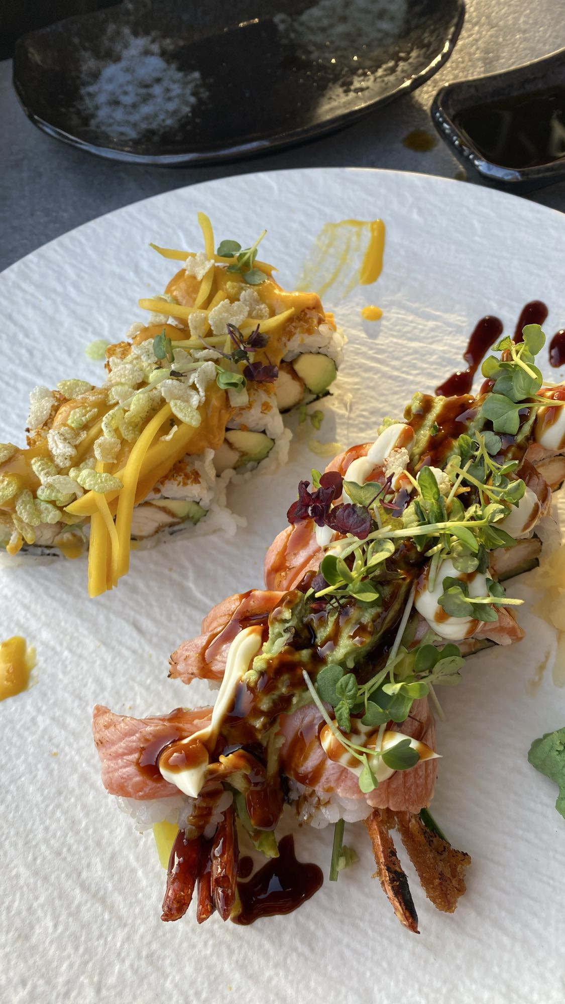 Роллы с лососем и креветками