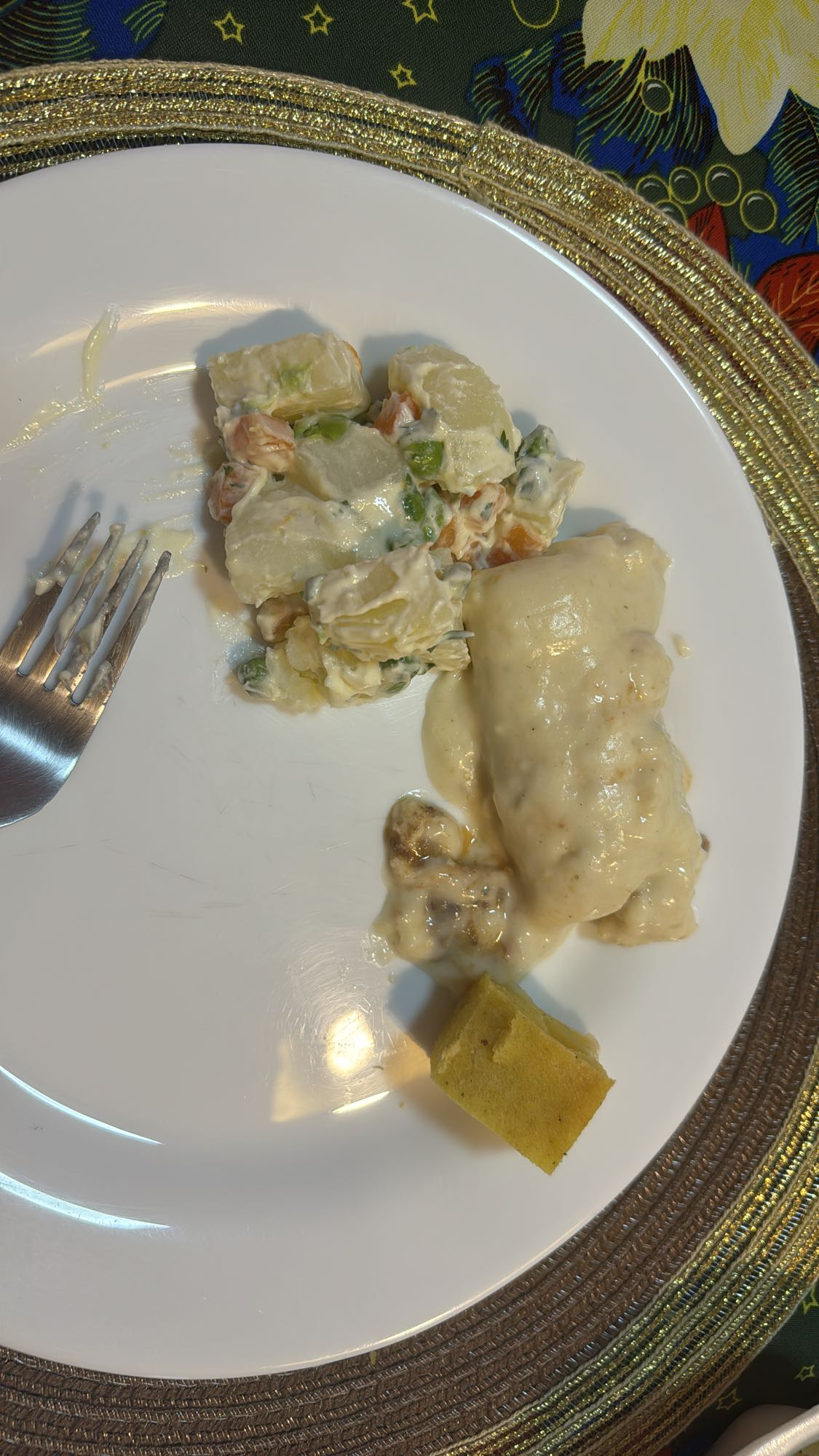 Pollo en salsa con ensalada