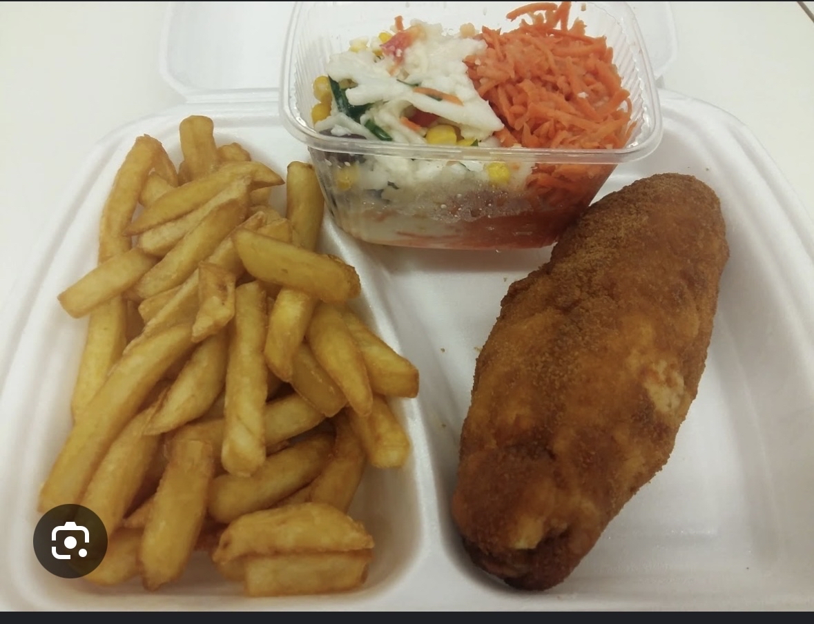 Kotlet z frytkami i surówką