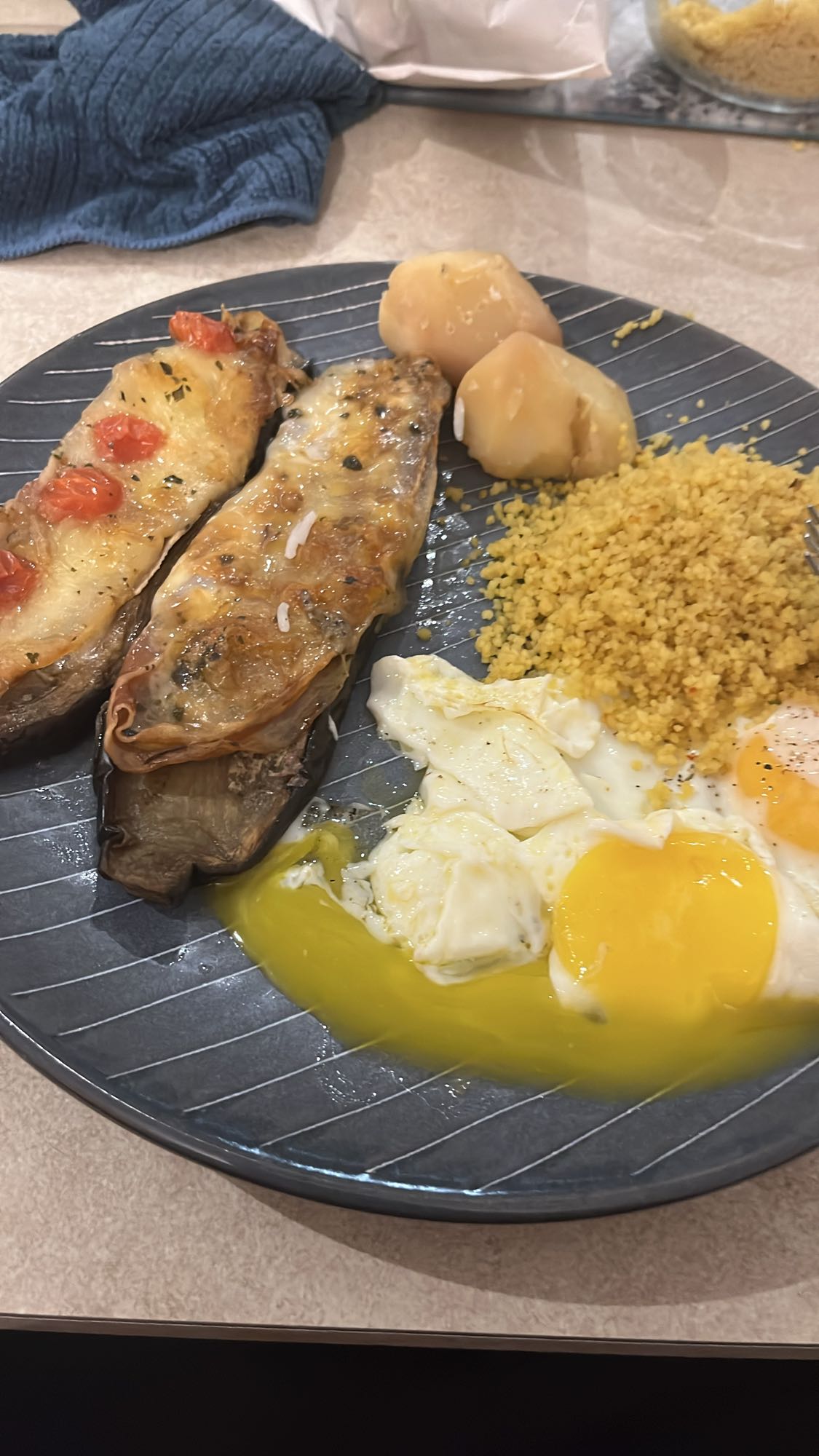 Aubergines gratinées et œufs