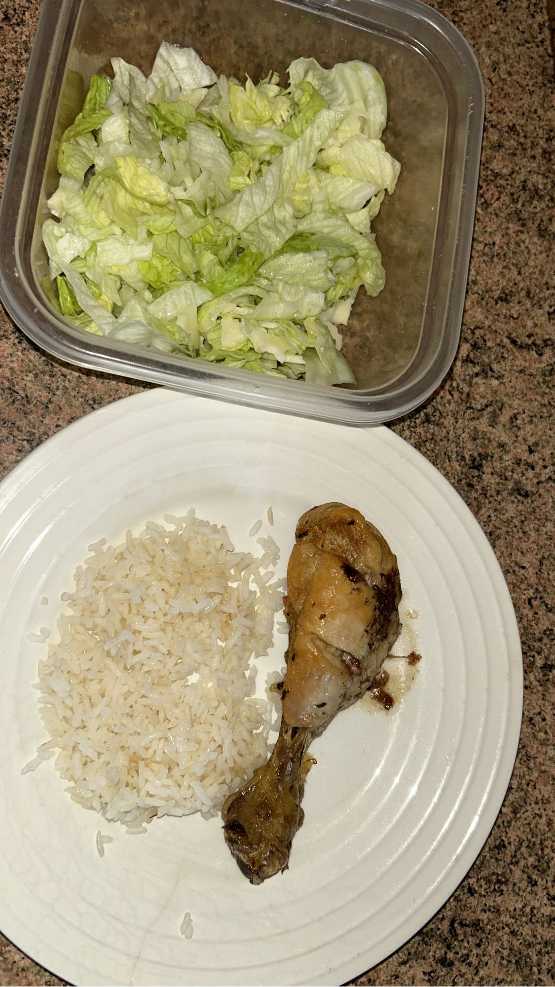 Pollo con arroz y ensalada