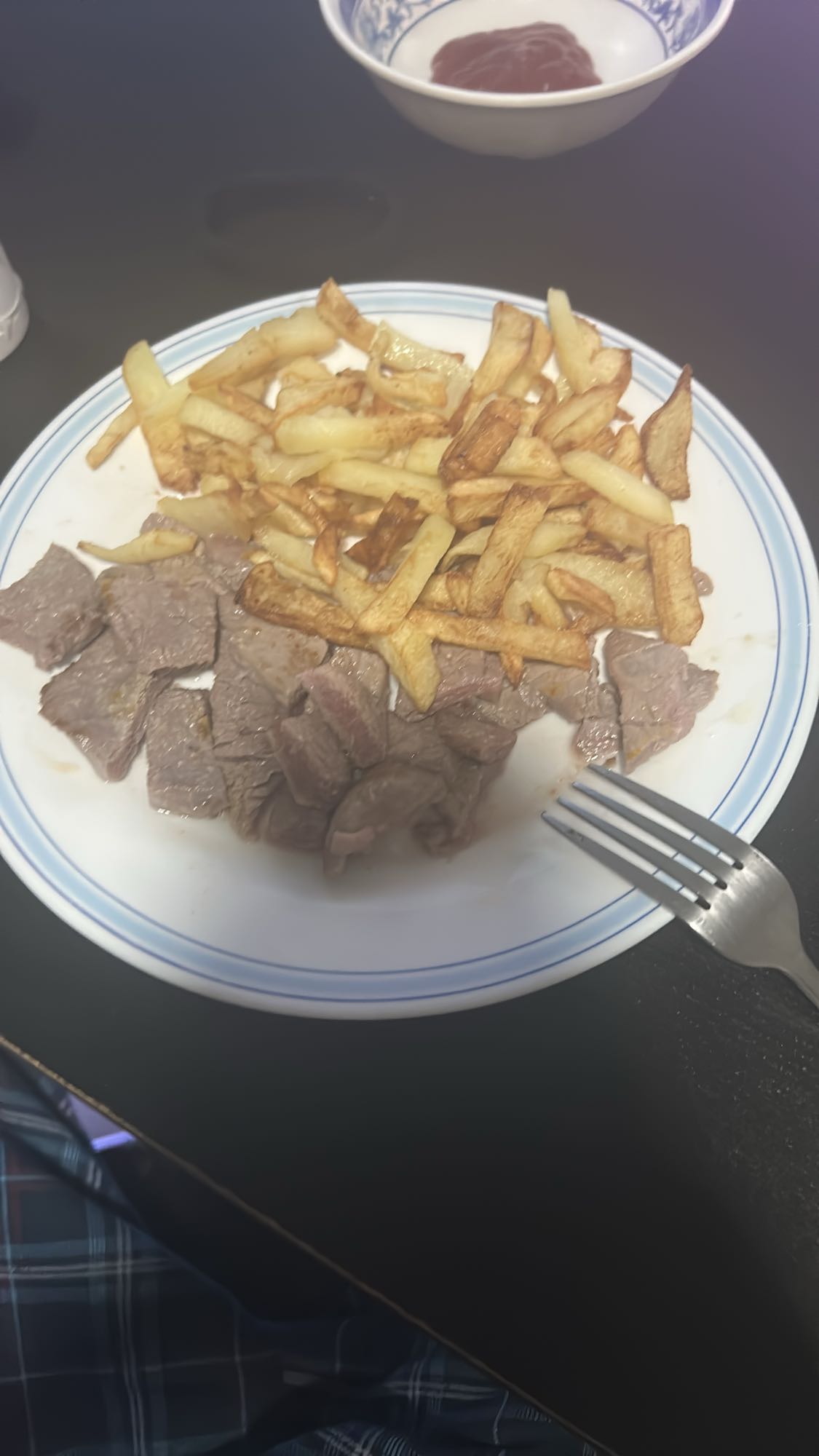 Carne con papas fritas
