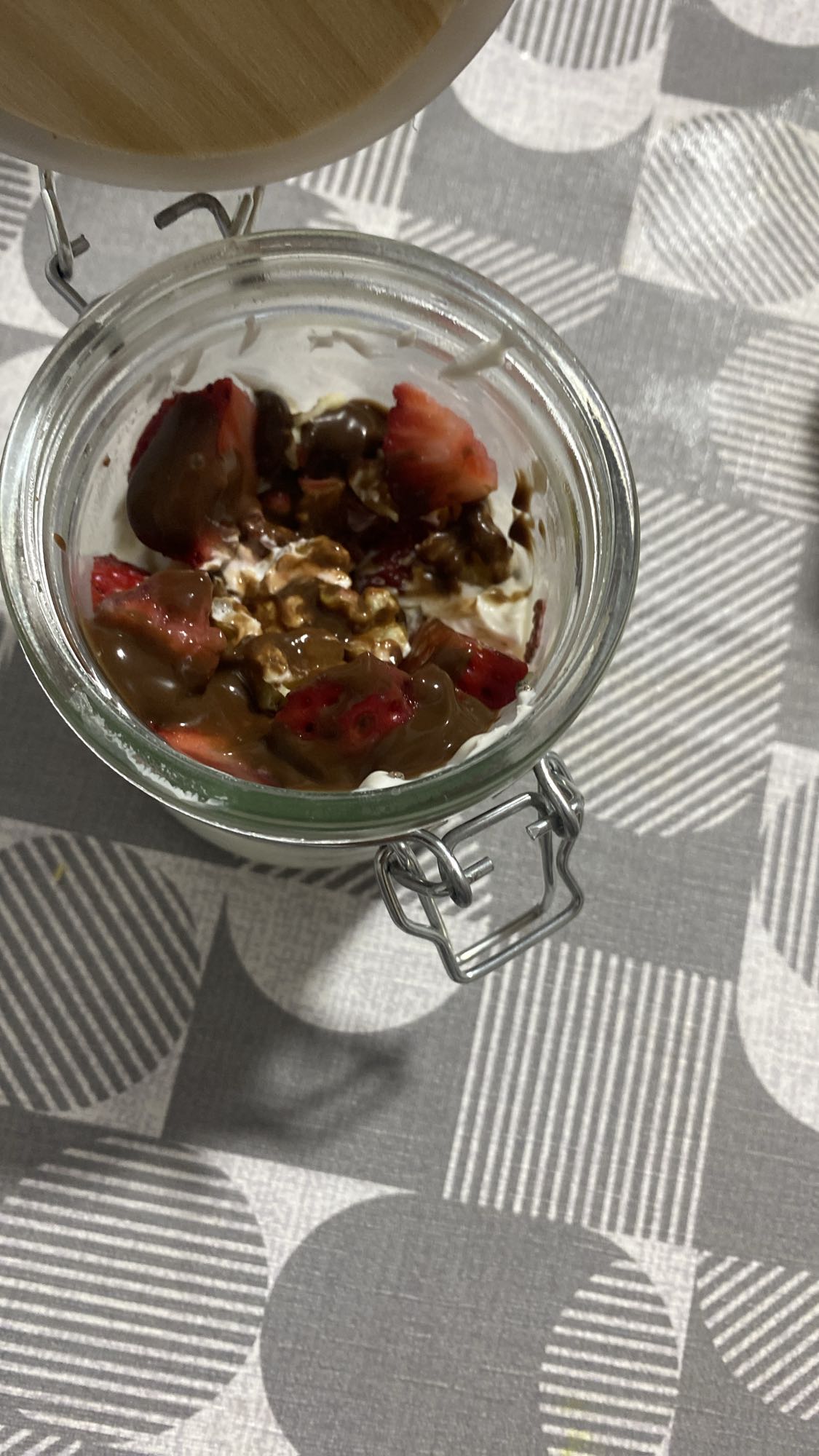 Yogur con fresas y chocolate