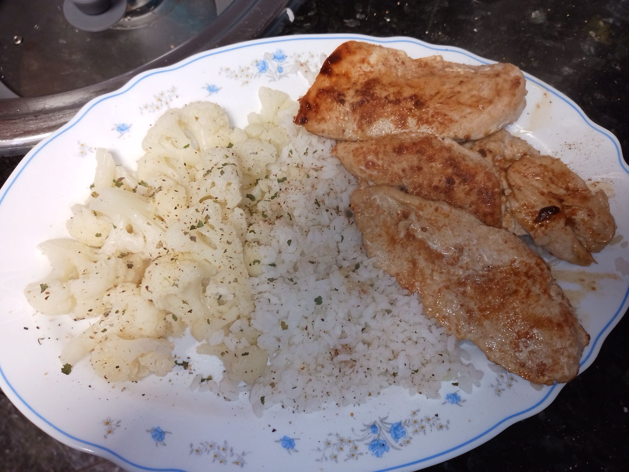 Pollo con arroz y coliflor