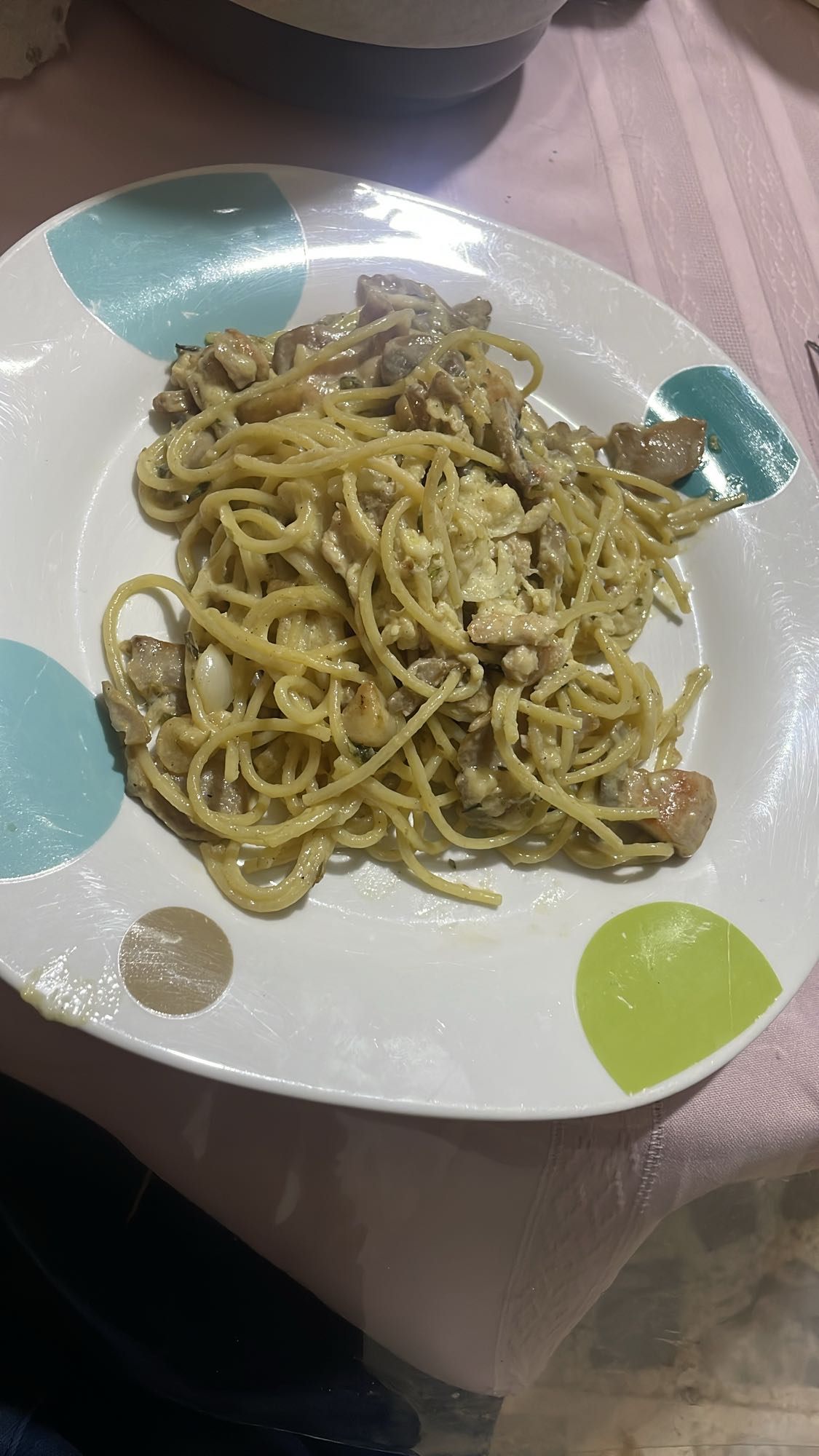 Espaguetis con pollo y crema