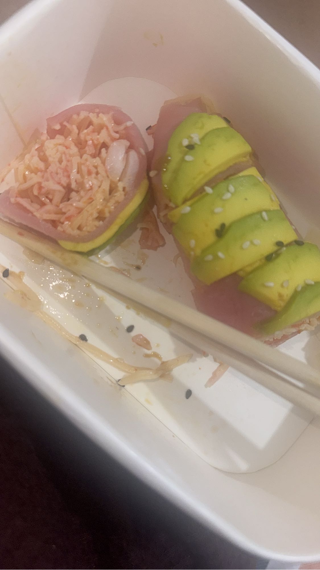 Sushi de atún y aguacate