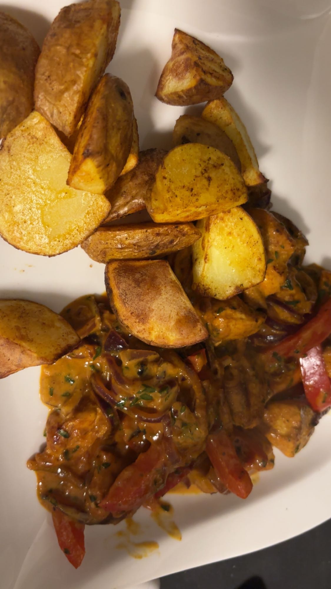 Gebratene Kartoffeln mit Hähnchen