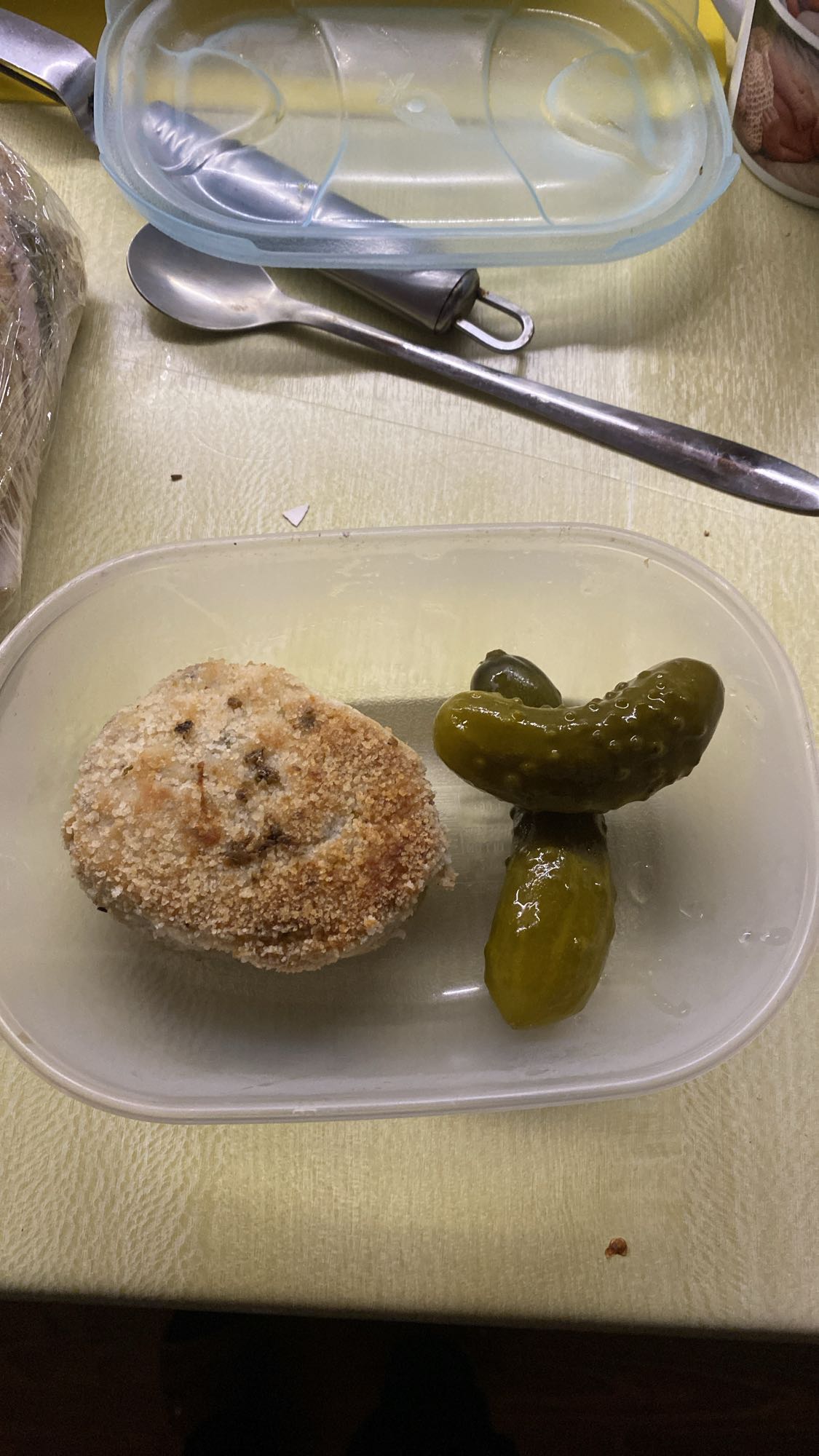 Kotlet mielony z ogórkami