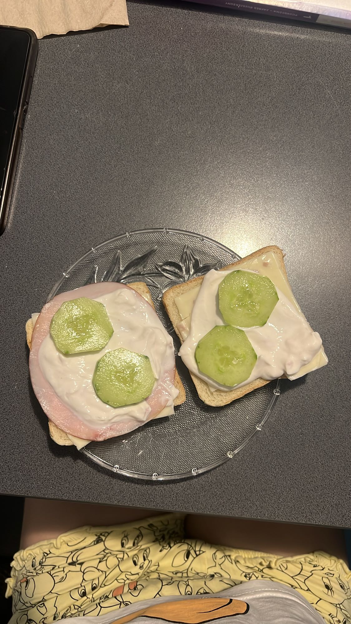 Kanapki z serem i szynką