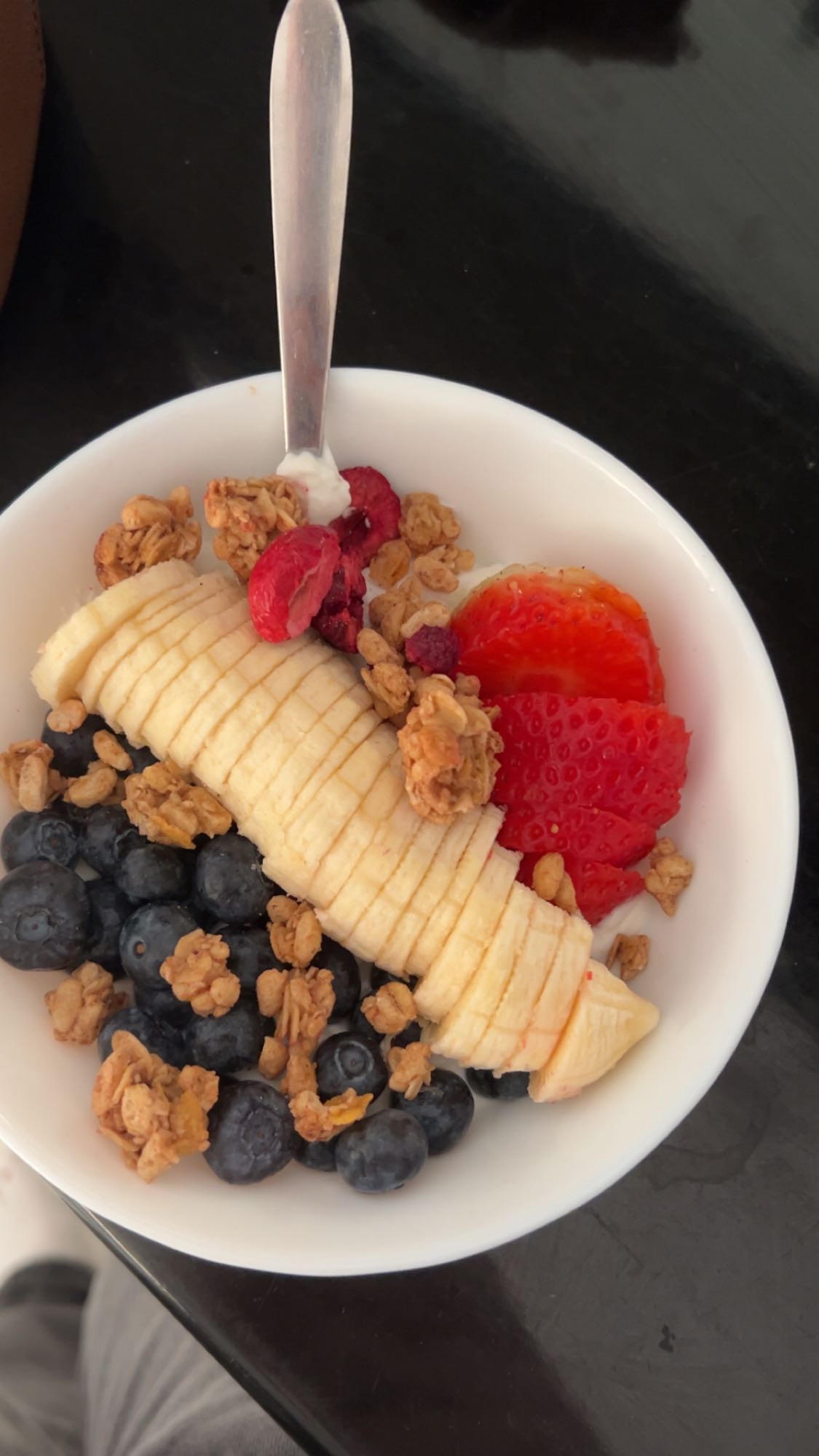 Jogurt z owocami i granolą