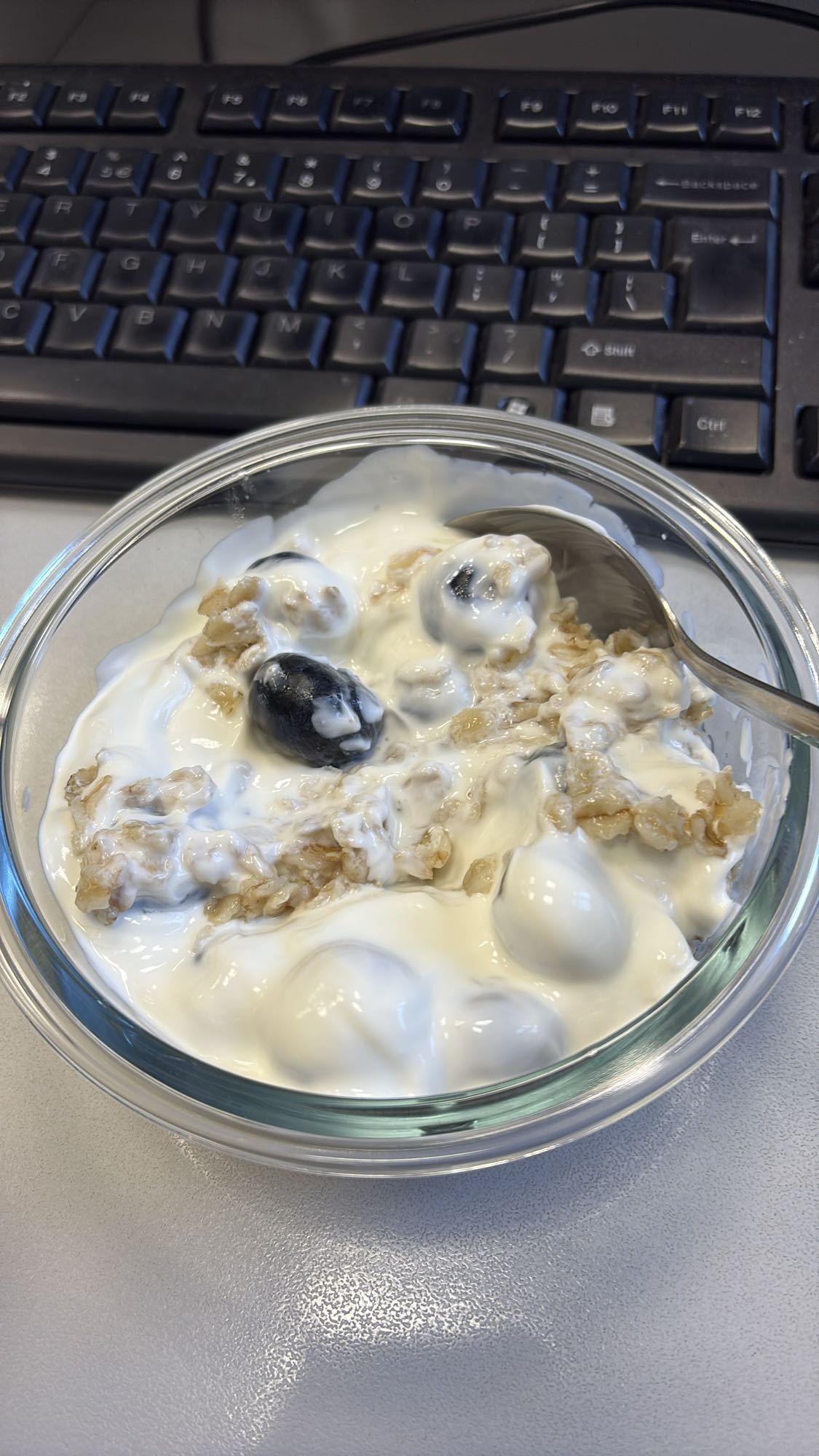 Jogurt z owocami i płatkami