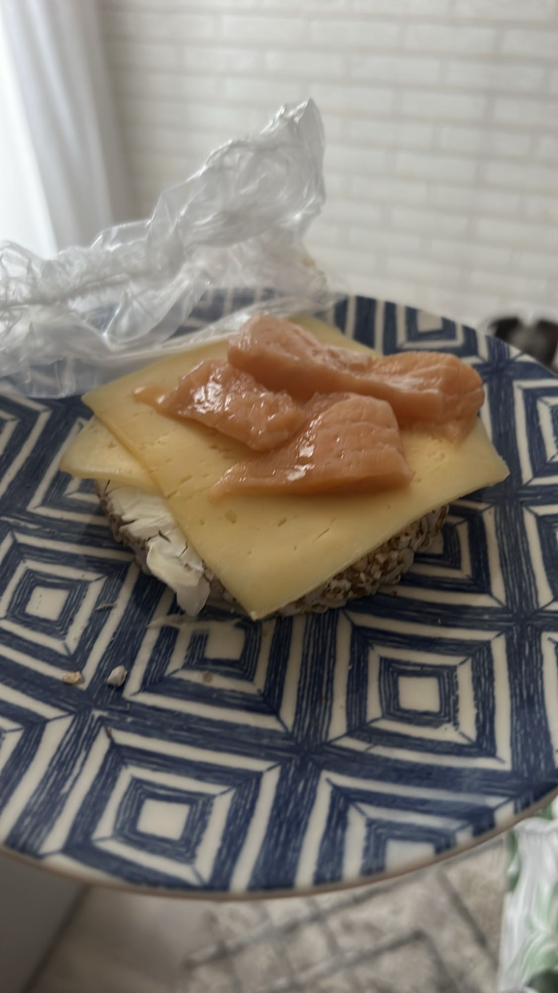 Хлебец с сыром и лососем