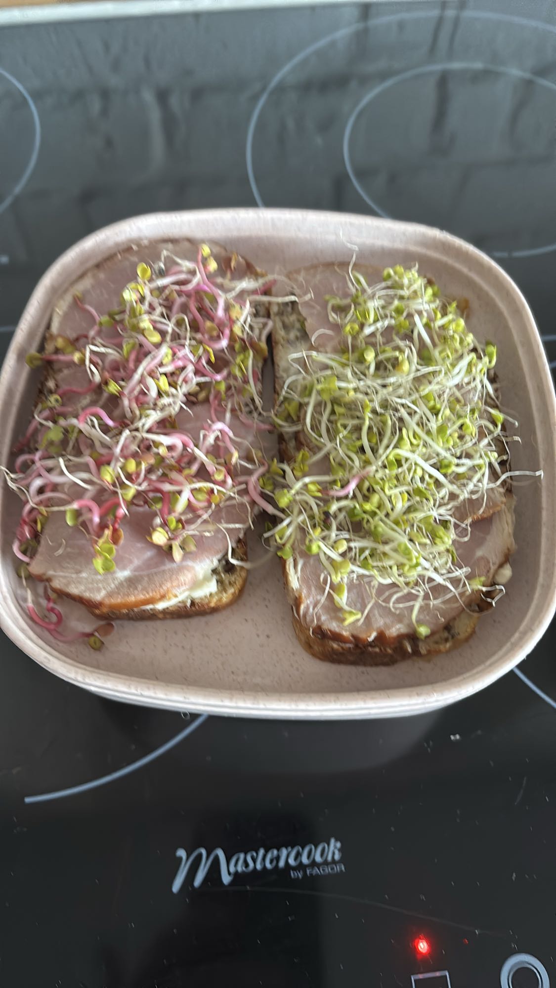 Kanapki z szynką i kiełkami