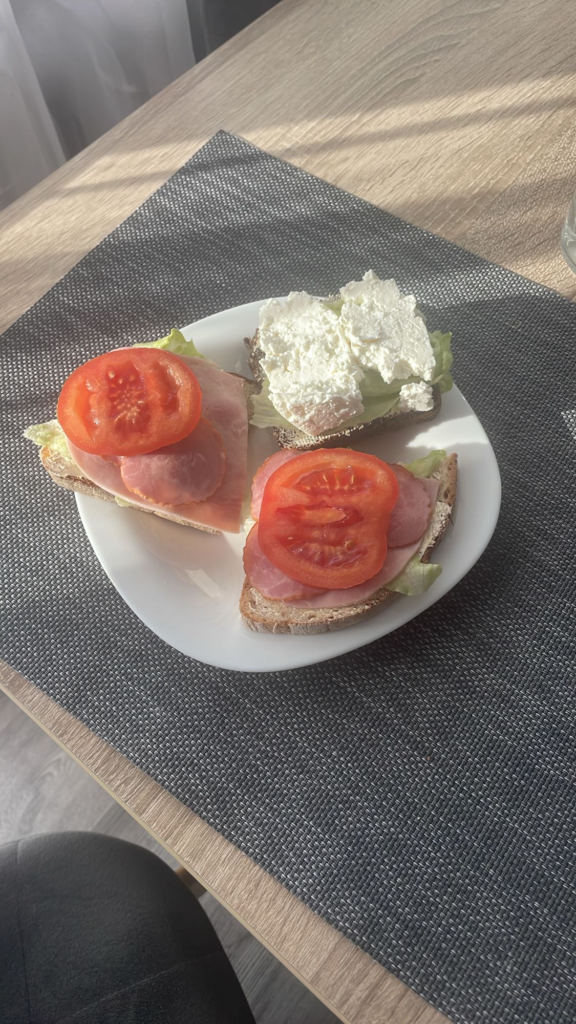 Kanapki z szynką i twarogiem