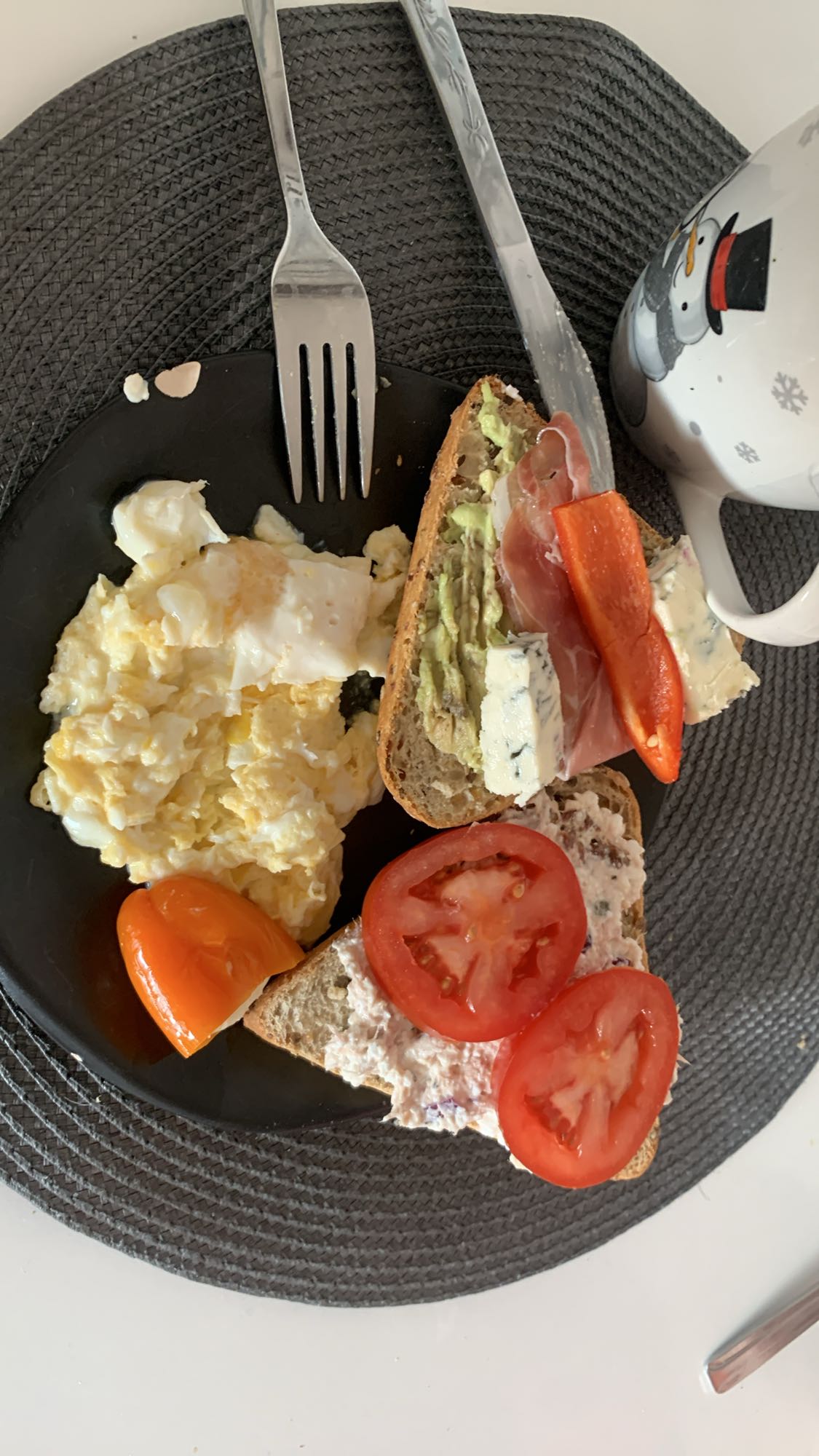 Śniadanie z jajkami i pieczywem