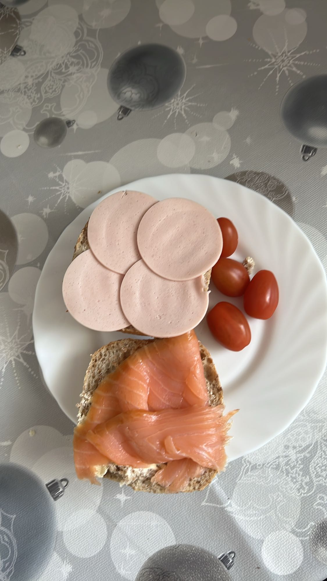 Brot mit Lachs und Wurst
