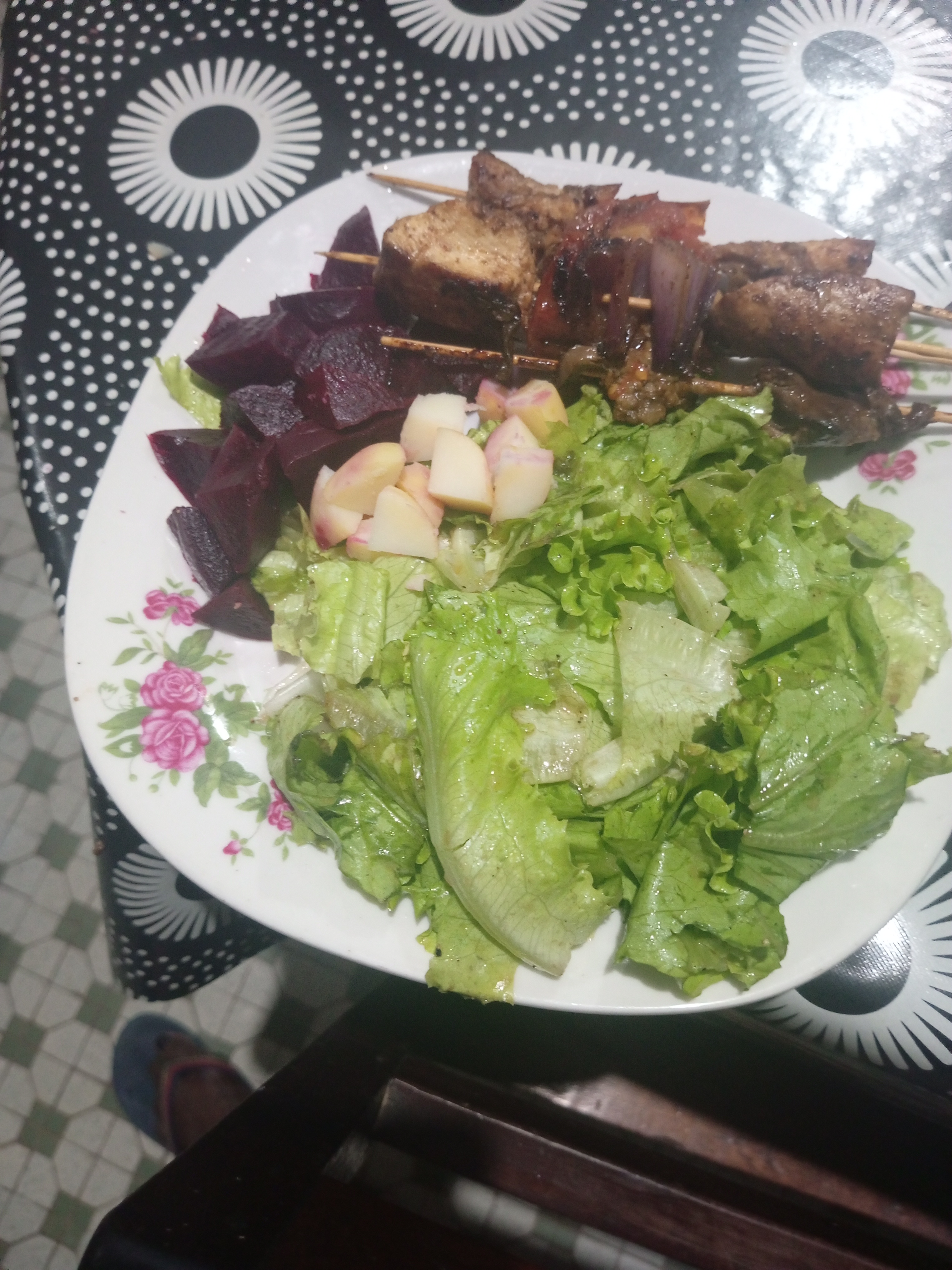 Brochettes avec salade