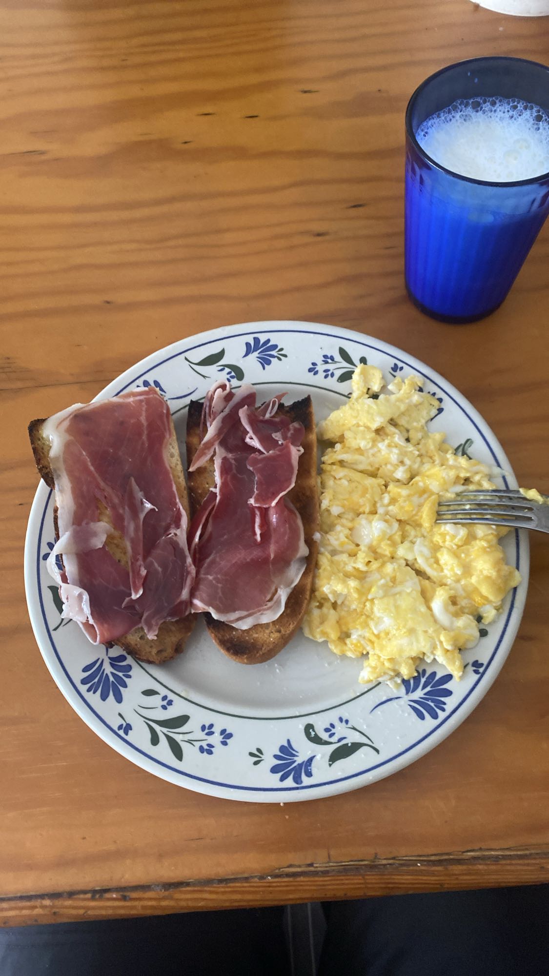 Tostadas con jamón y huevos