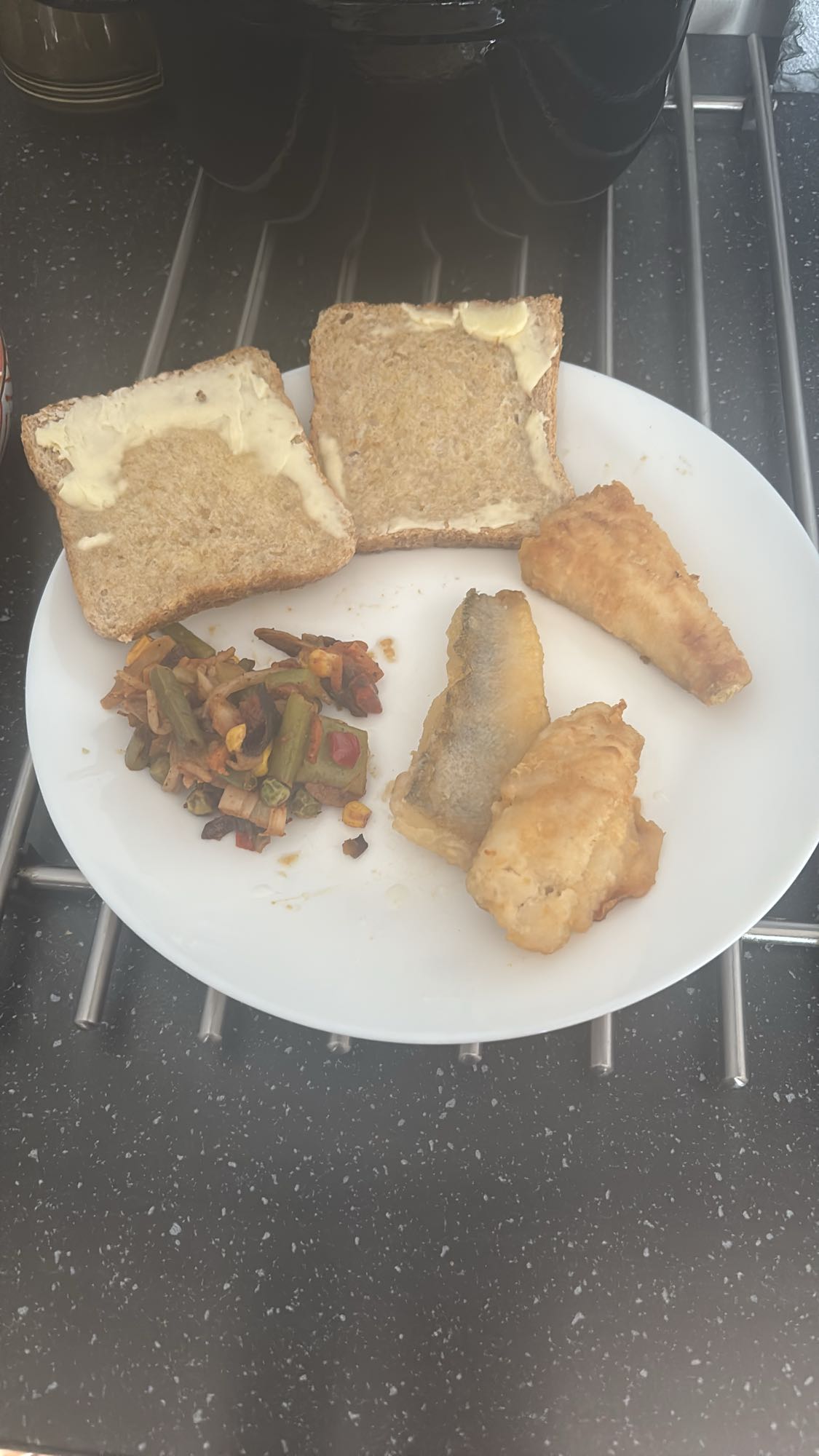 Smażona ryba z warzywami