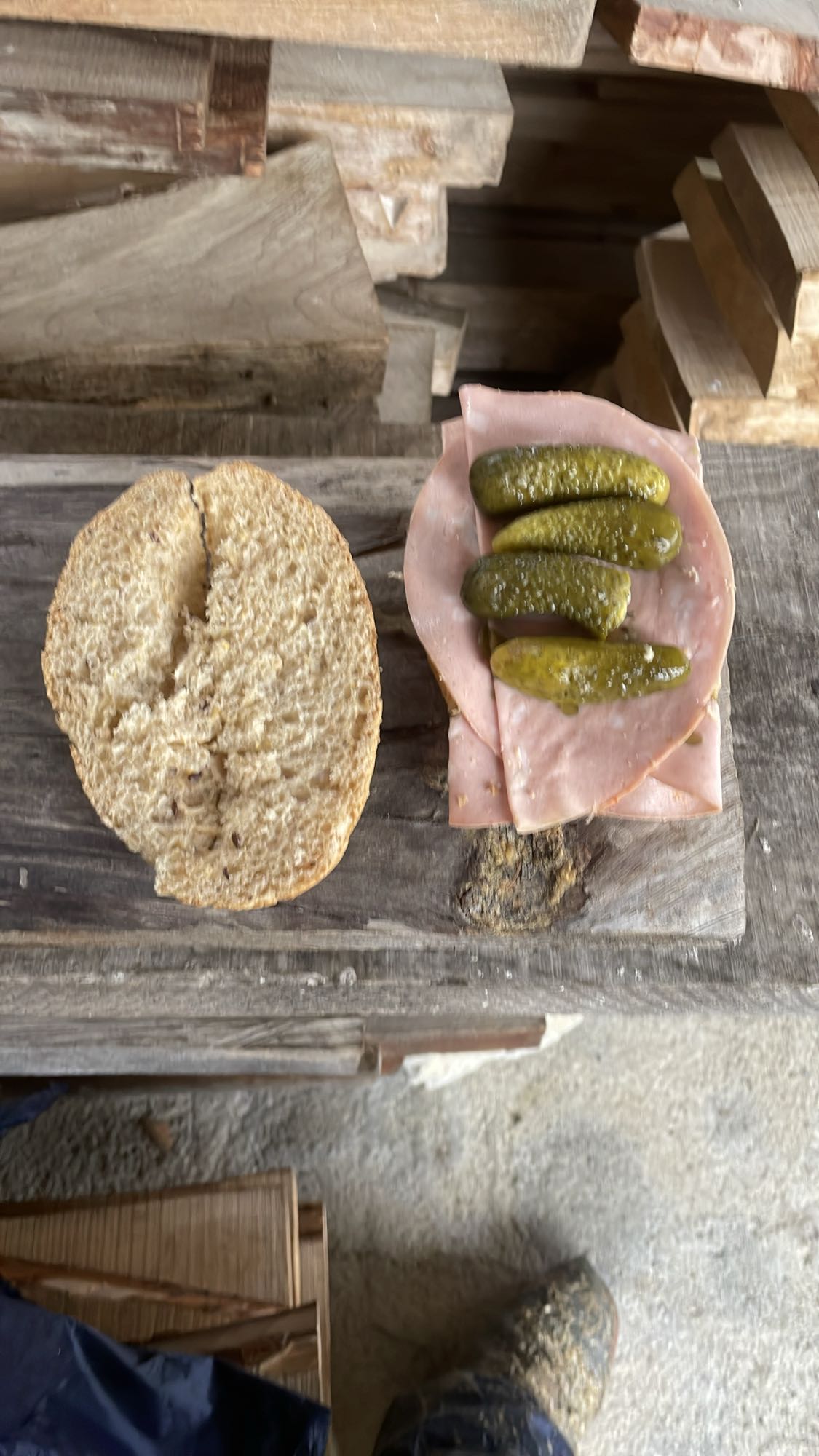 Sendvič s šunko in kislimi kumaricami