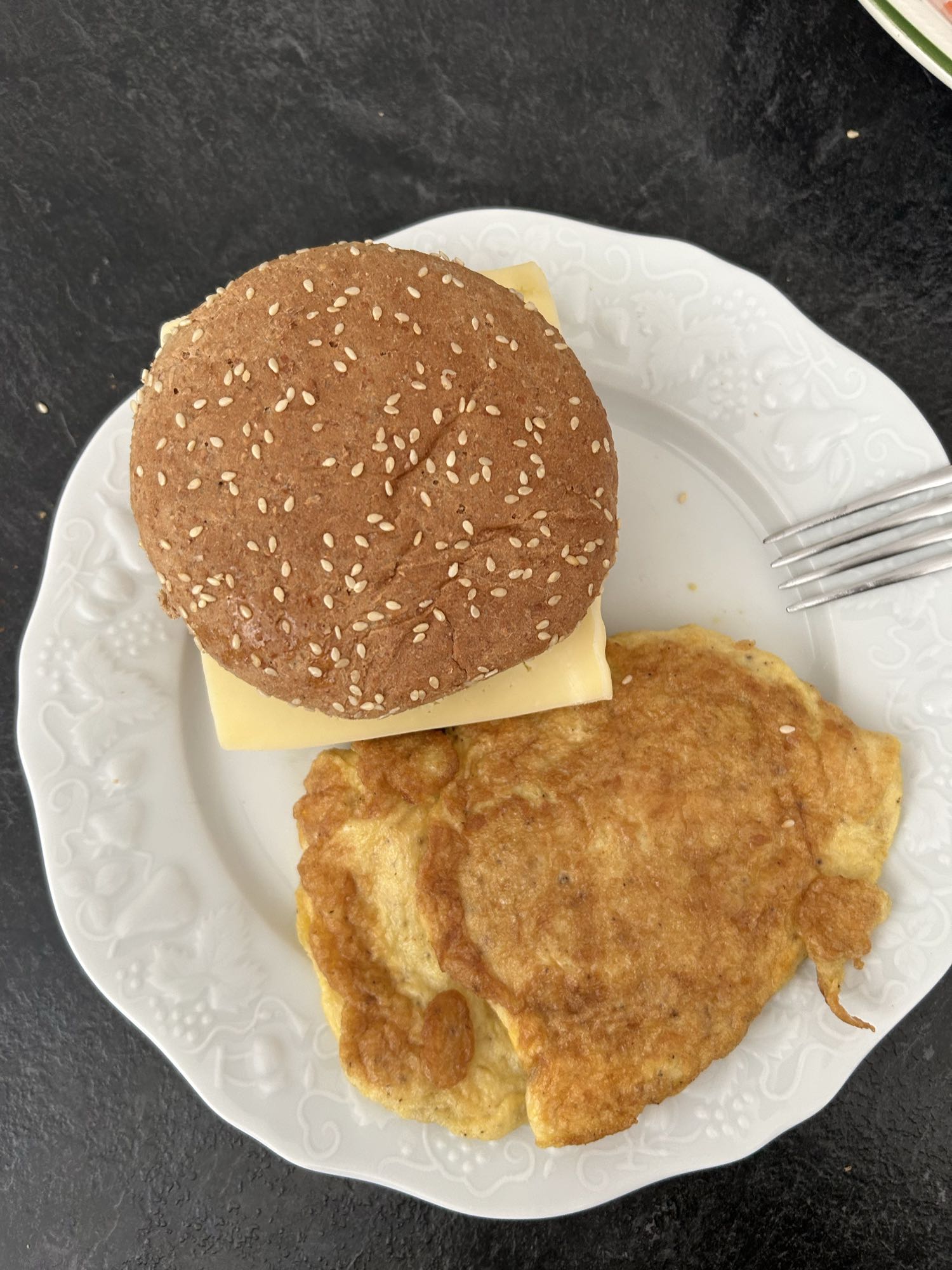 Burger au fromage et omelette