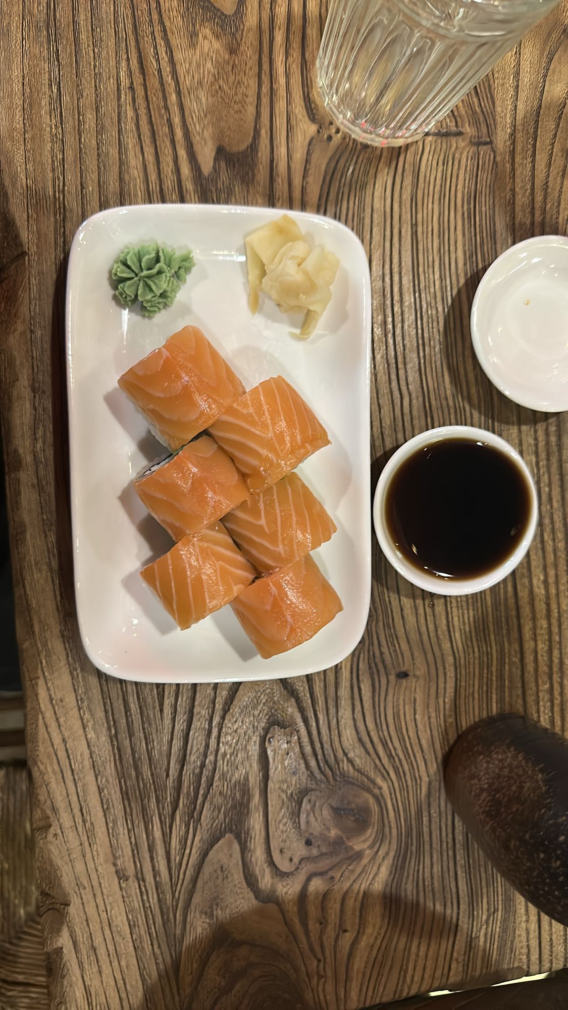 Rollos de sushi de salmón