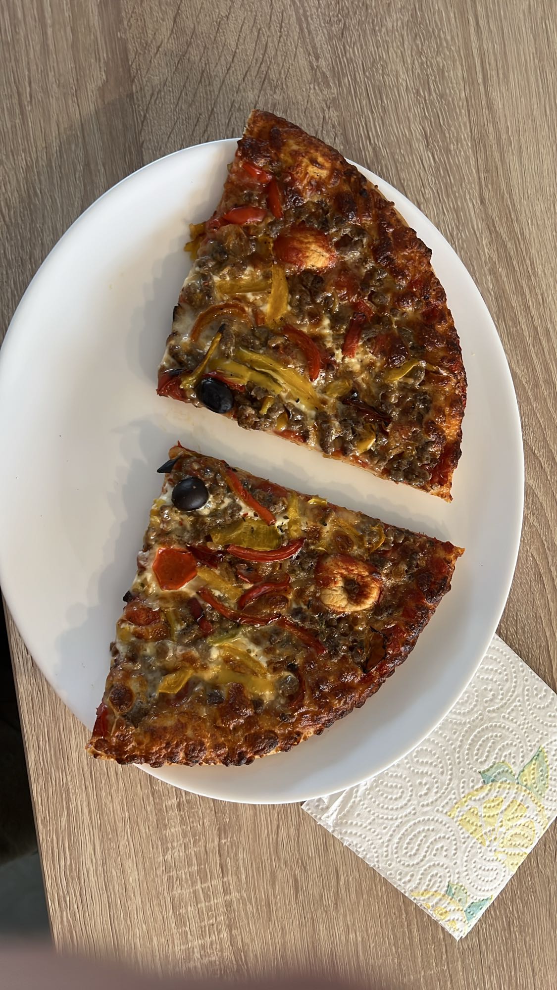 Pizza aux légumes et viande