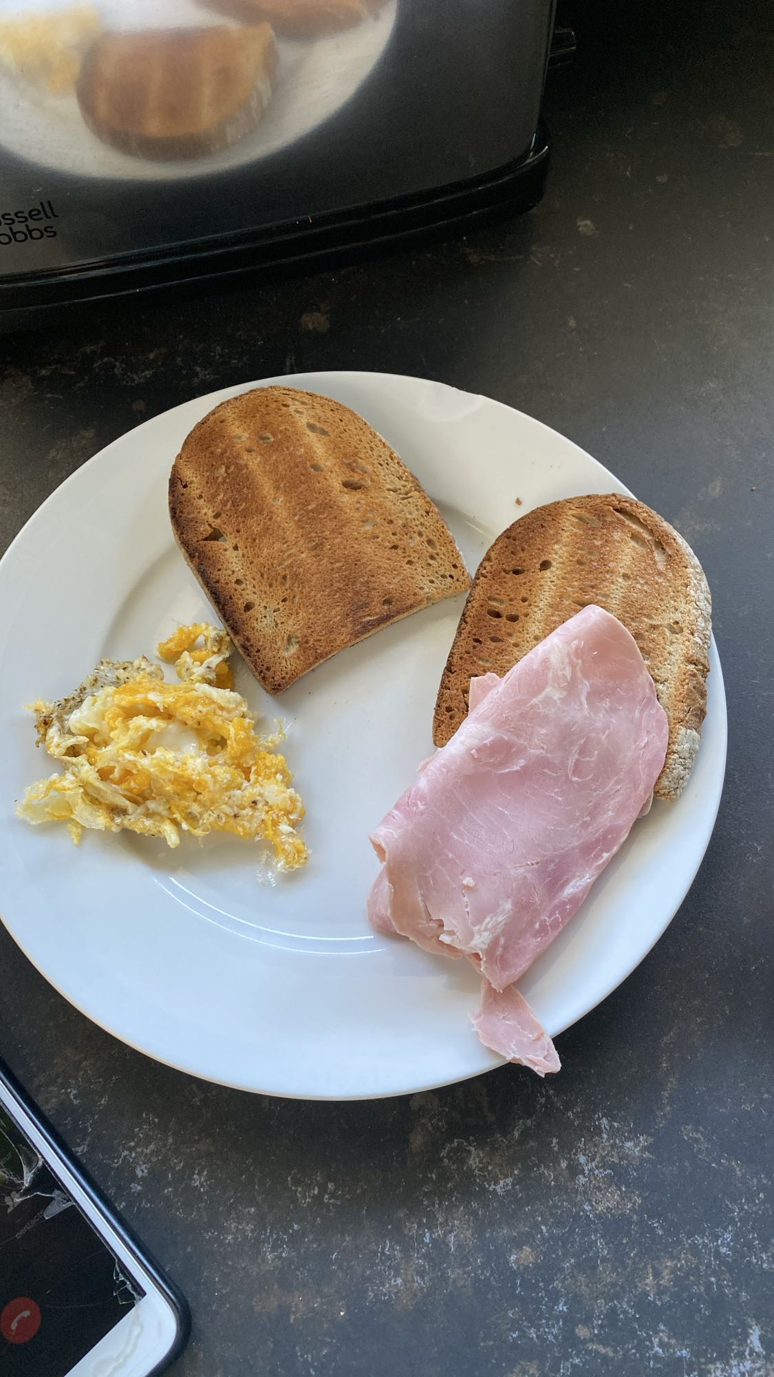 Toast avec jambon et œuf