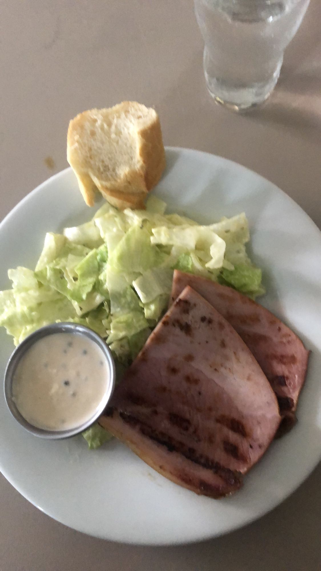 Salade au jambon grillé