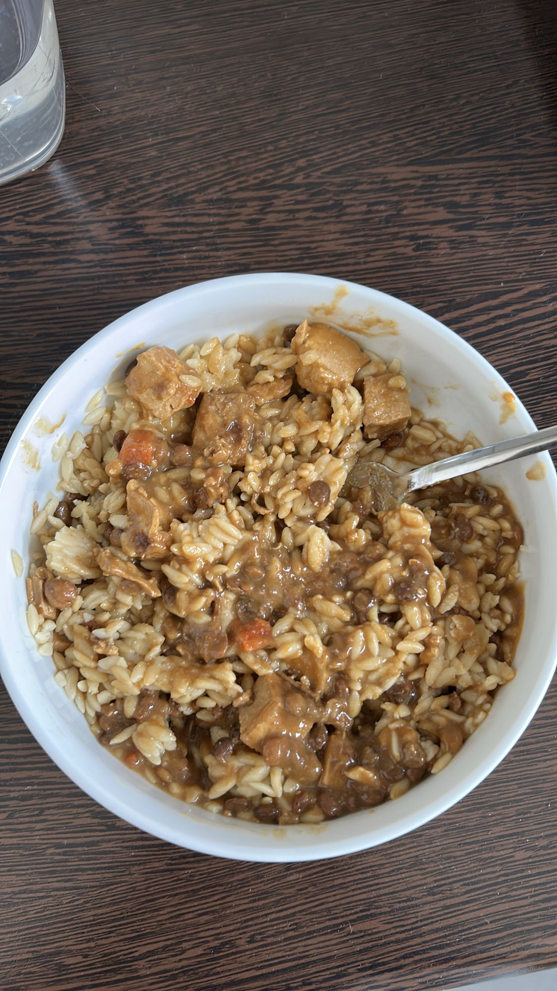 Ryż z sosem i mięsem