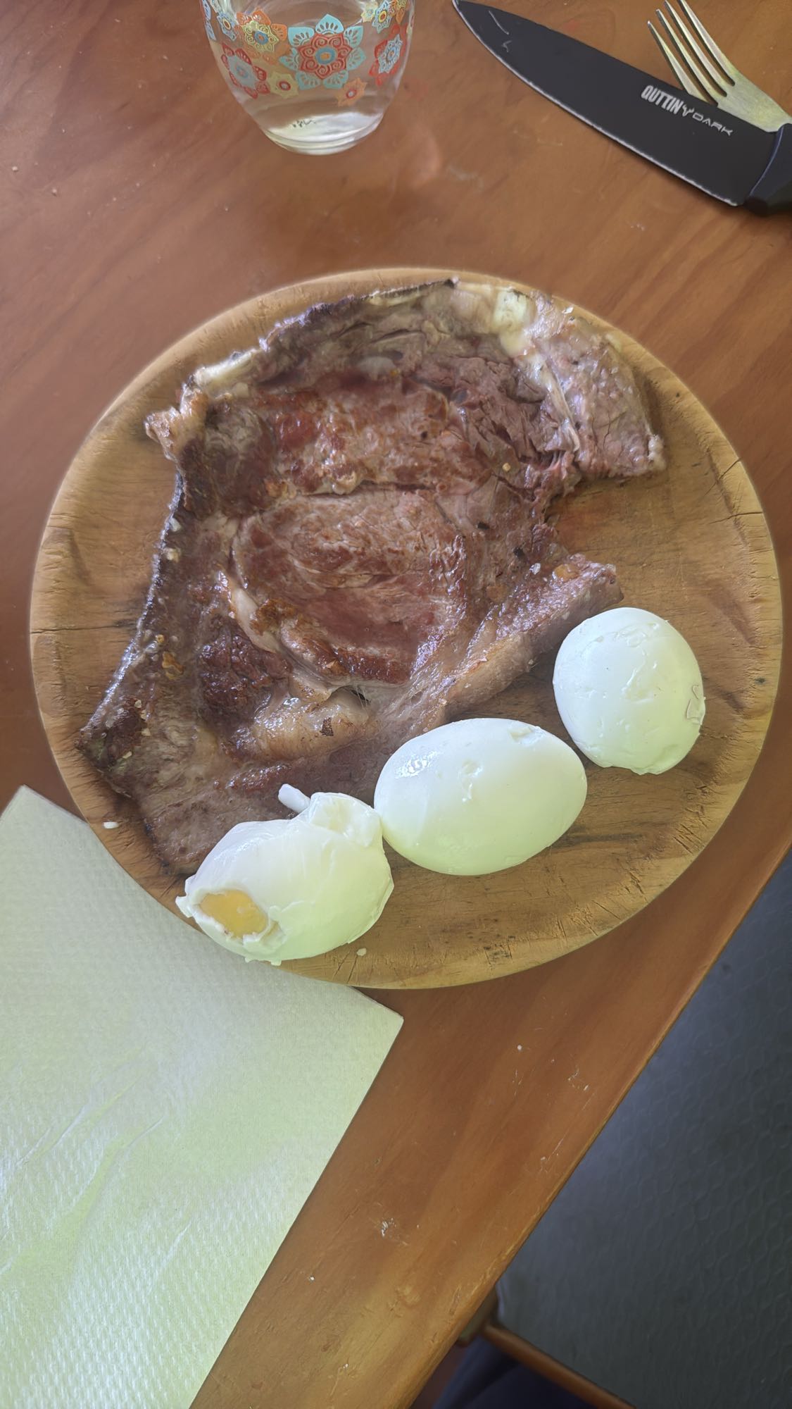 Bistec con huevos cocidos