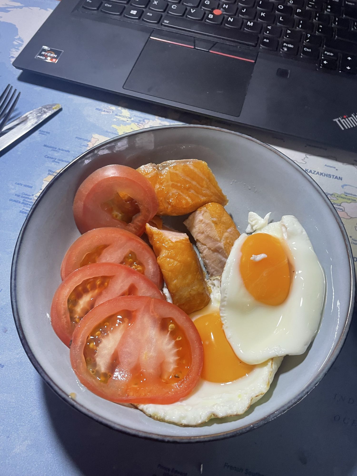 Łosoś z jajkami i pomidorem