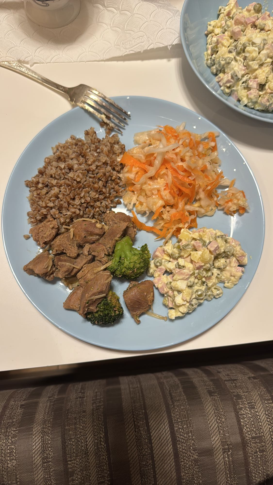 Гречка с мясом и салатом