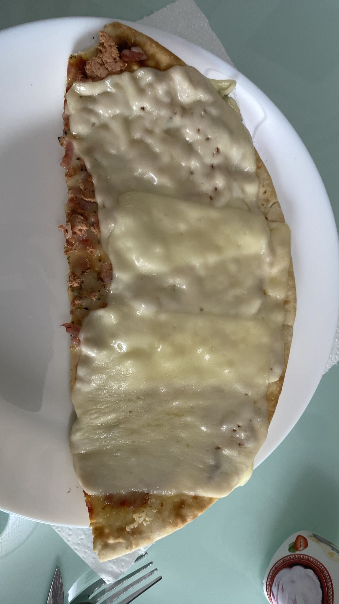 Pizza con queixo e atún