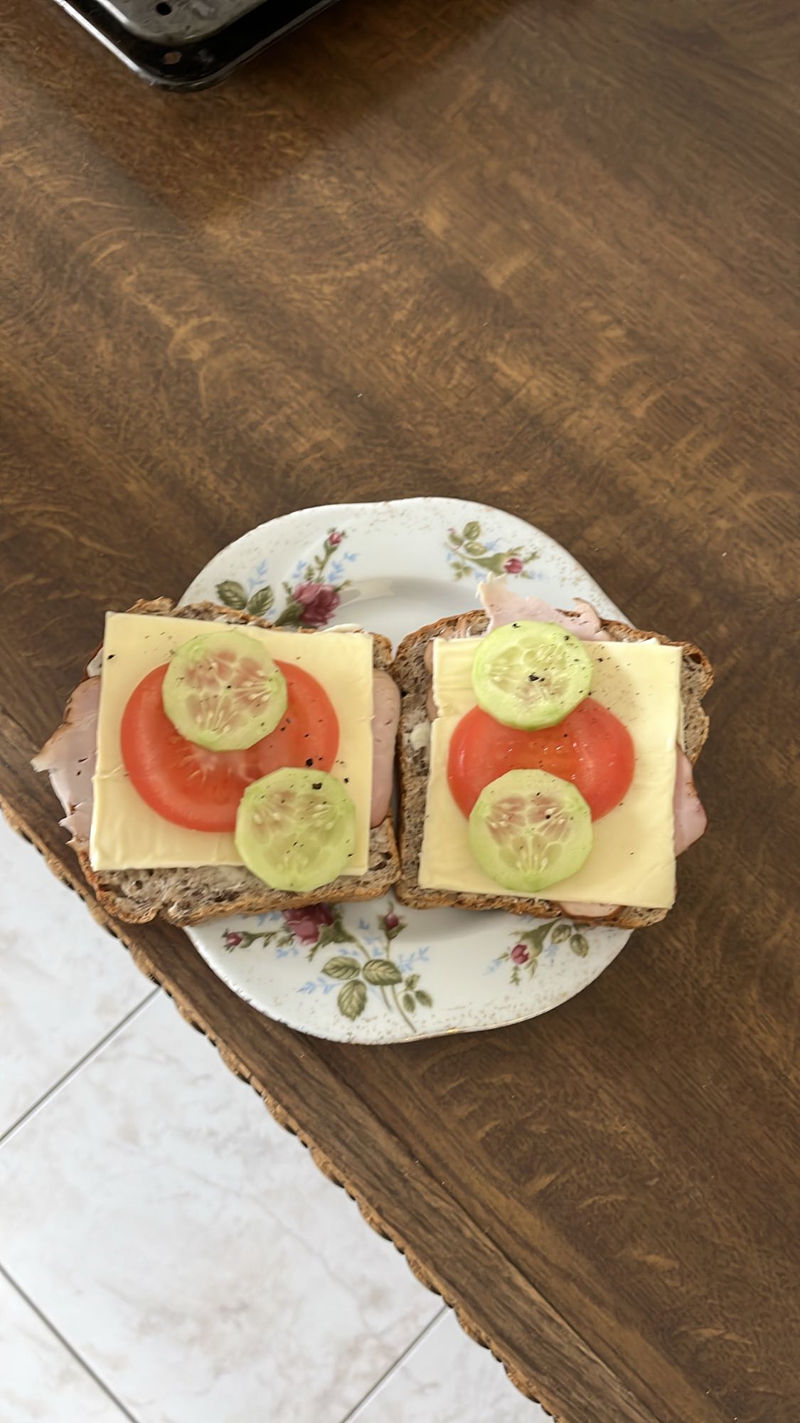 Kanapki z serem i warzywami