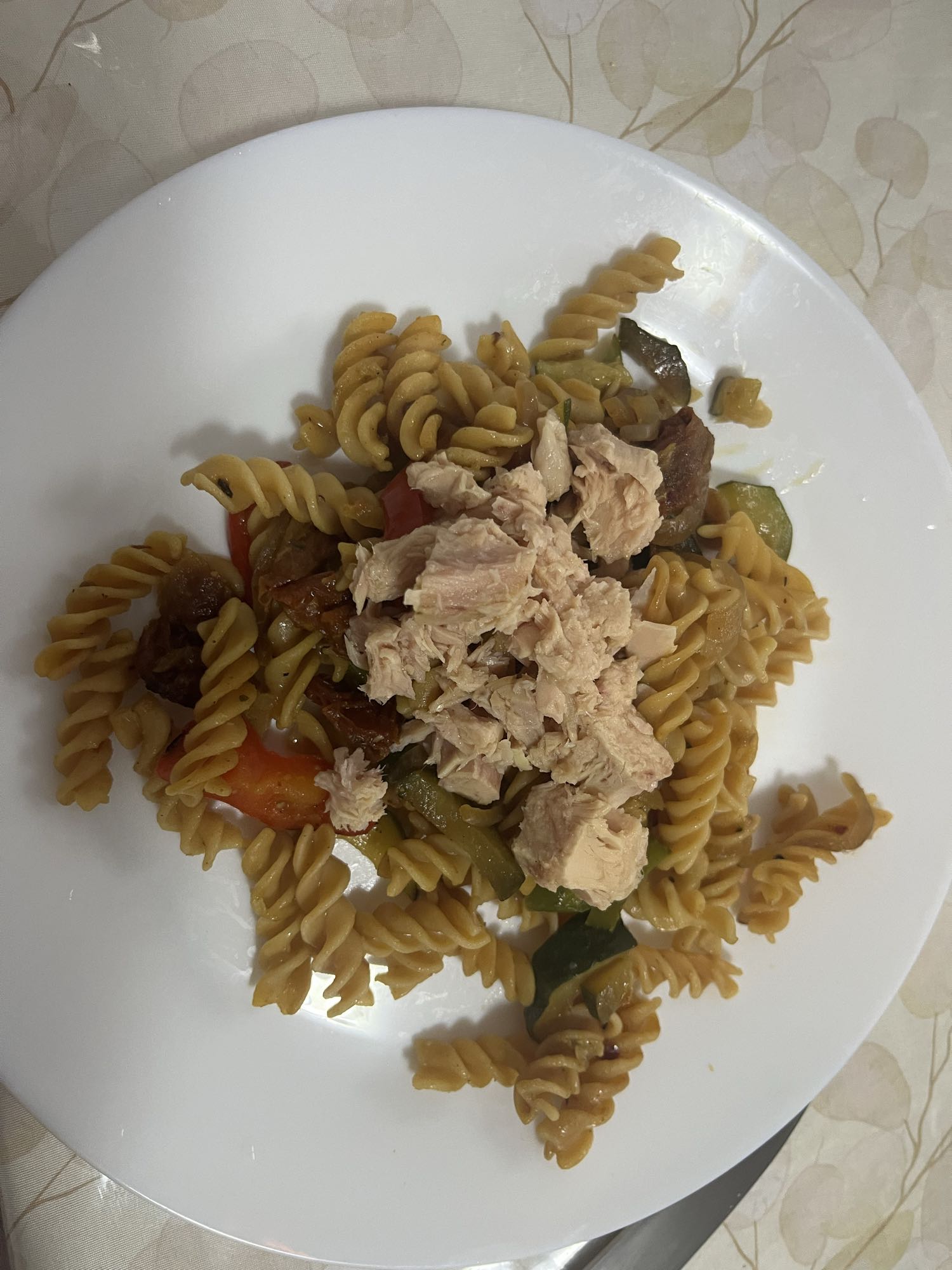 Ensalada de pasta con atún