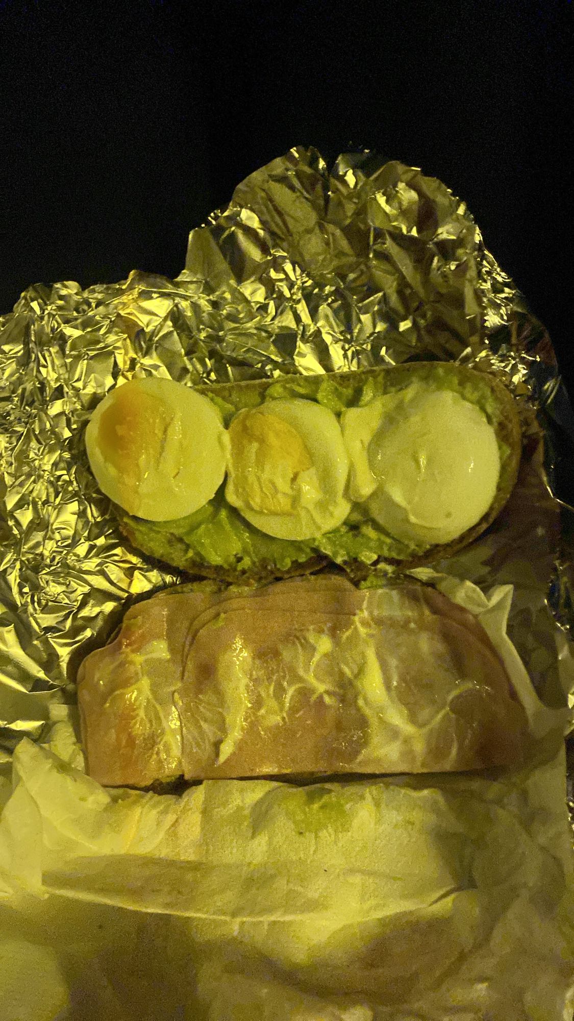 Sándwich de huevo y aguacate