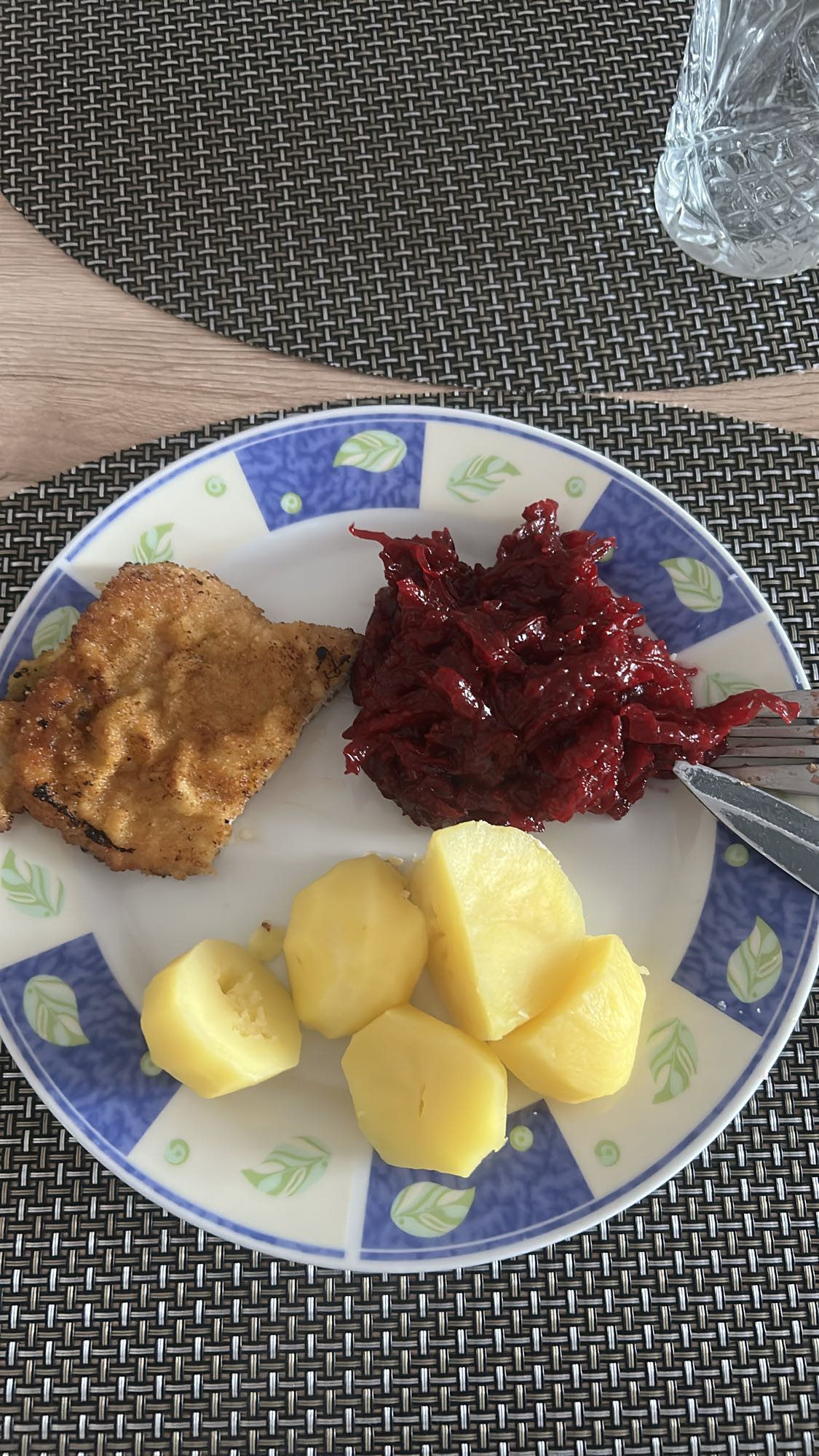 Kotlet schabowy z dodatkami